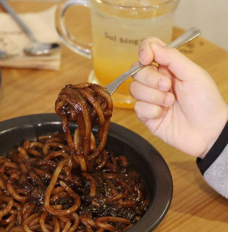 ソルビンカフェでの美味しそうなピリ辛雪花チャーハンの取り分け画像