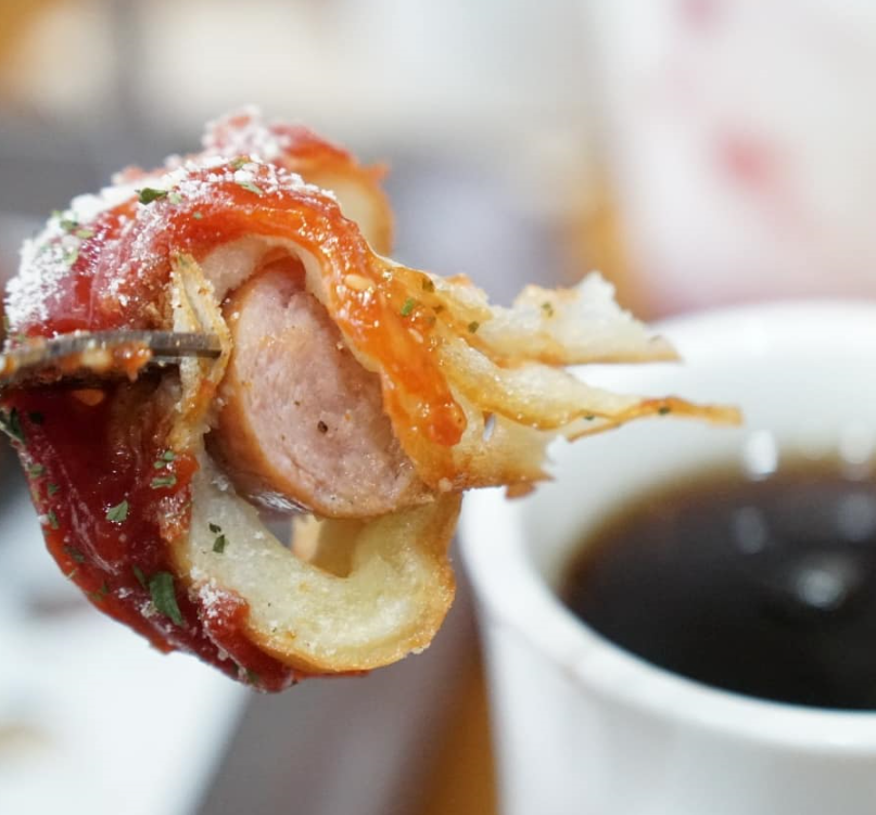 ソーセージがたっぷり入ったチュリビンビンのクローズアップ画像