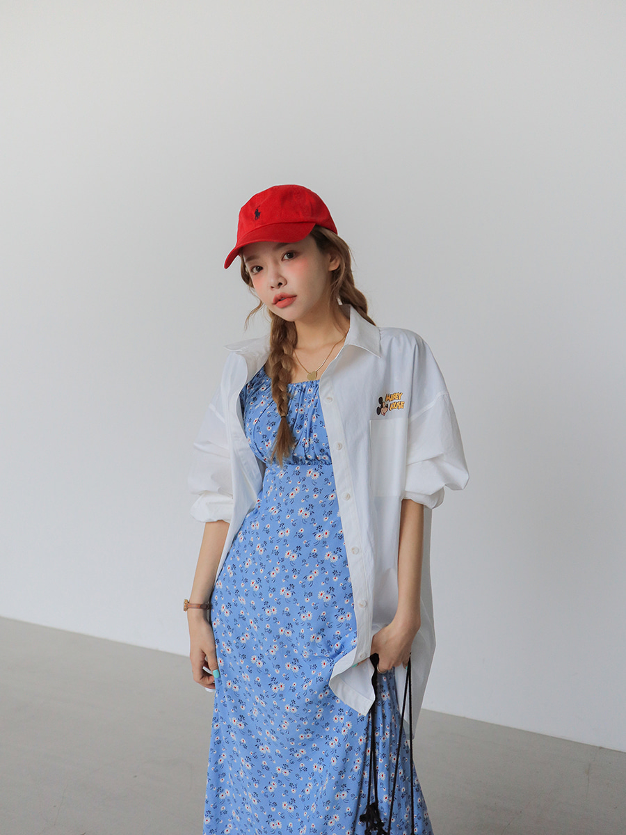 เสื้อเชิ้ตขนาดใหญ่พิเศษลายมิกกี้เมาส์ สีขาว แมทช์กับเดรสลายดอกไม้ สร้างลุคสุดชิคและน่ารัก