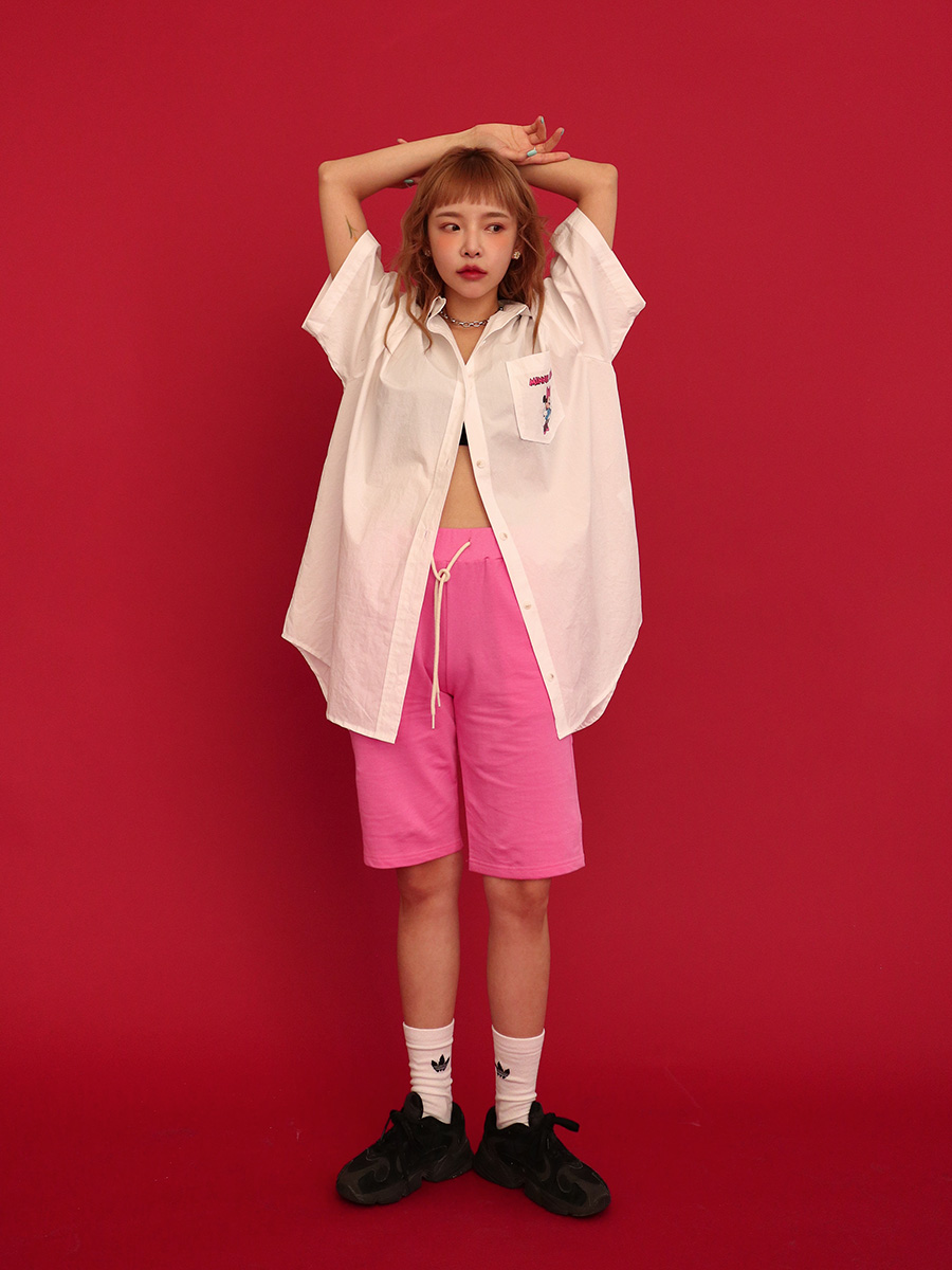 เสื้อเชิ้ตแขนสั้นลายมินนี่เมาส์ ตัดเย็บให้มีความโอเวอร์ไซส์ ใส่สบาย สีขาวเหมาะกับการจับคู่ชุดสดใส