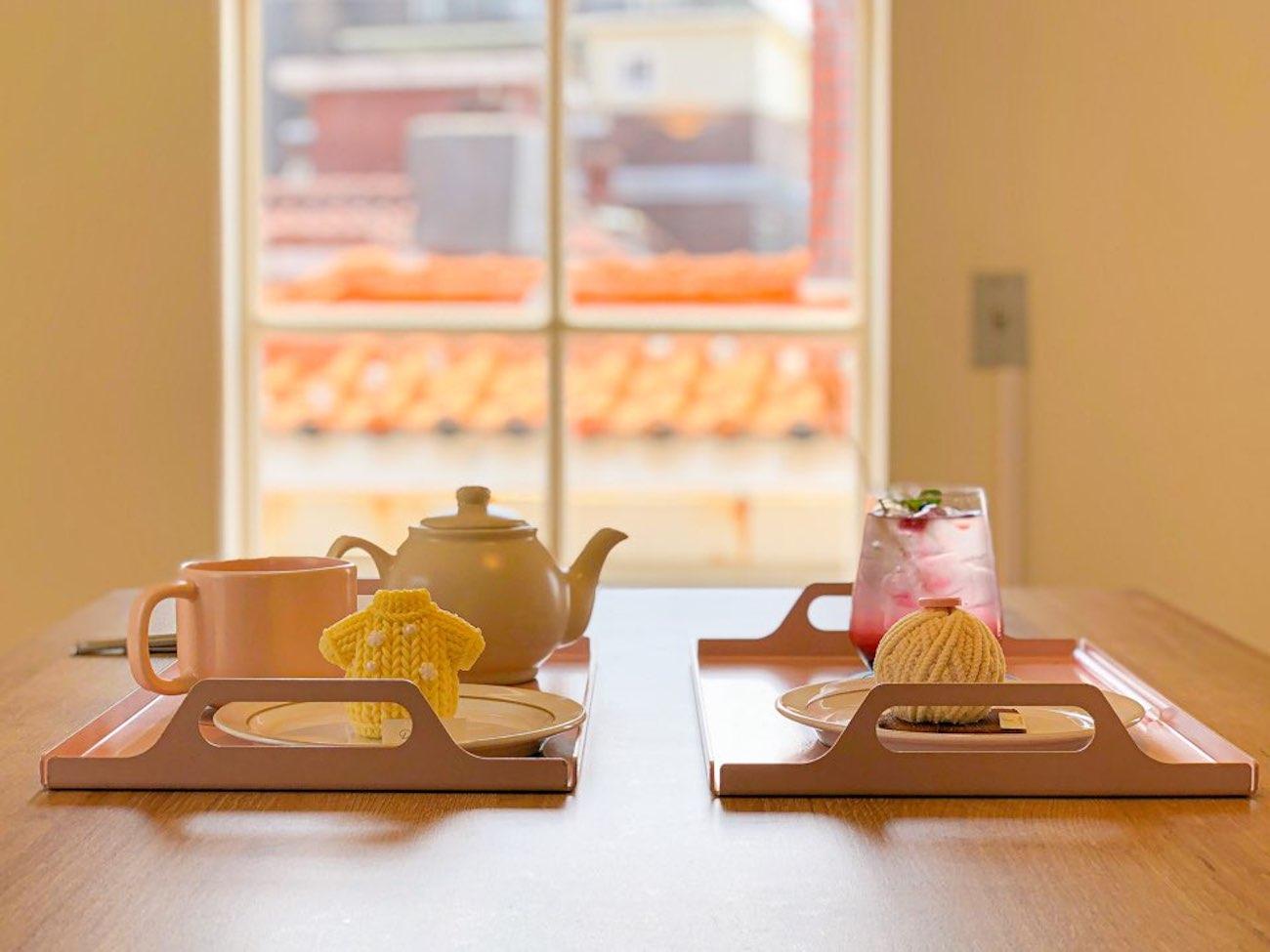 カフェの美しいインテリアの中で楽しむティータイムは、ルモンブランの特製飲み物とデザートで、リラックスしたひとときを提供します。