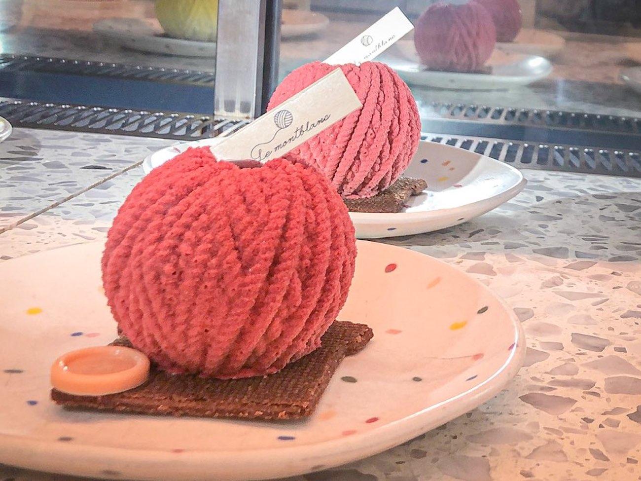 ショーケースに並ぶルモンブランの毛糸ムースケーキは、独特のディテールで本物の毛糸玉に見間違えるほどの美しいデザインを誇ります。