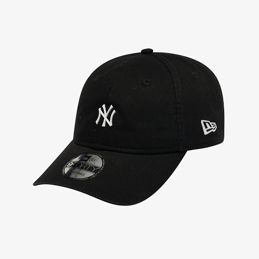 白底New Era棒球帽，粉色logo配搭時尚