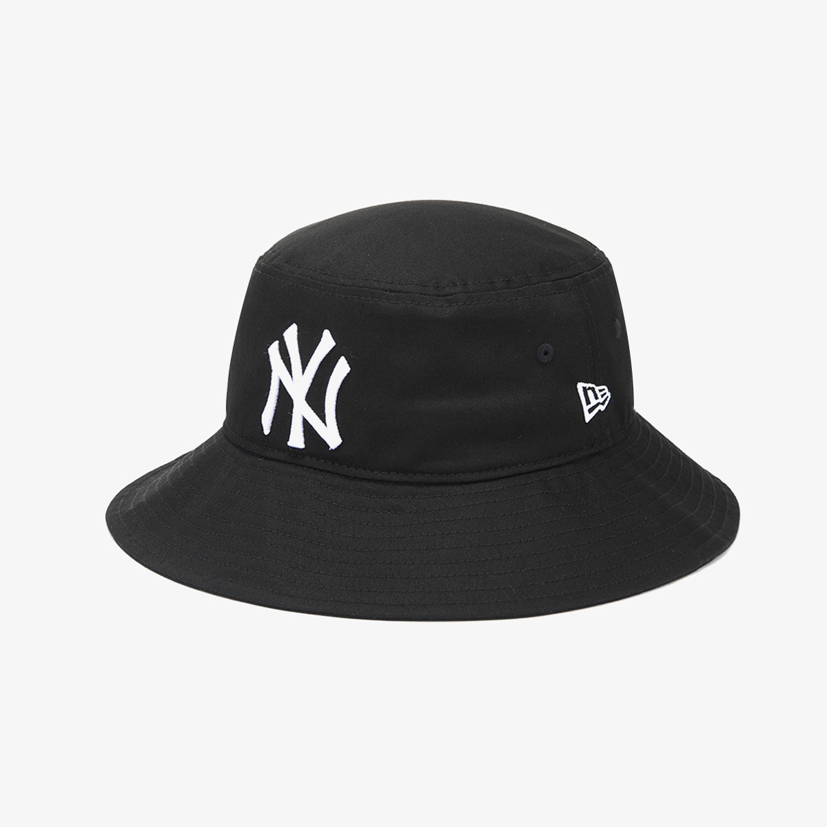 經典黑色New Era漁夫帽，所有季節皆適合佩戴