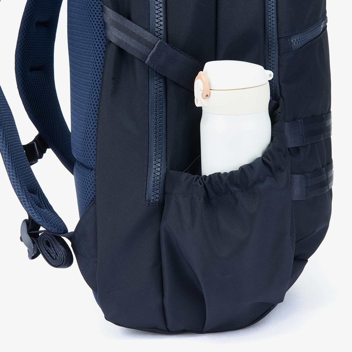 細節展示New Era灰色揹包，舒適揹着無壓力