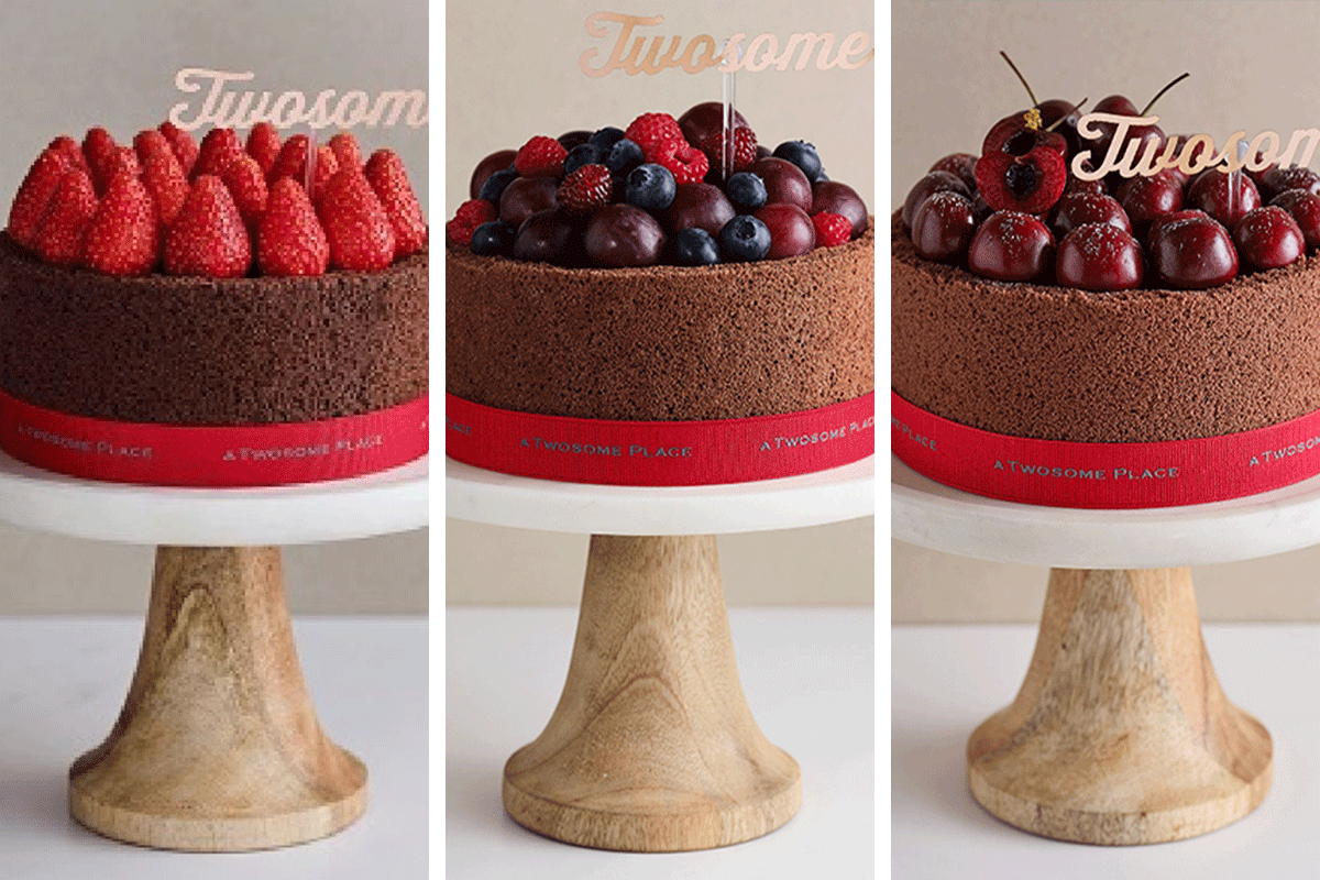 チョコレート生クリームケーキ - ランダムに選ばれたフルーツトッピング