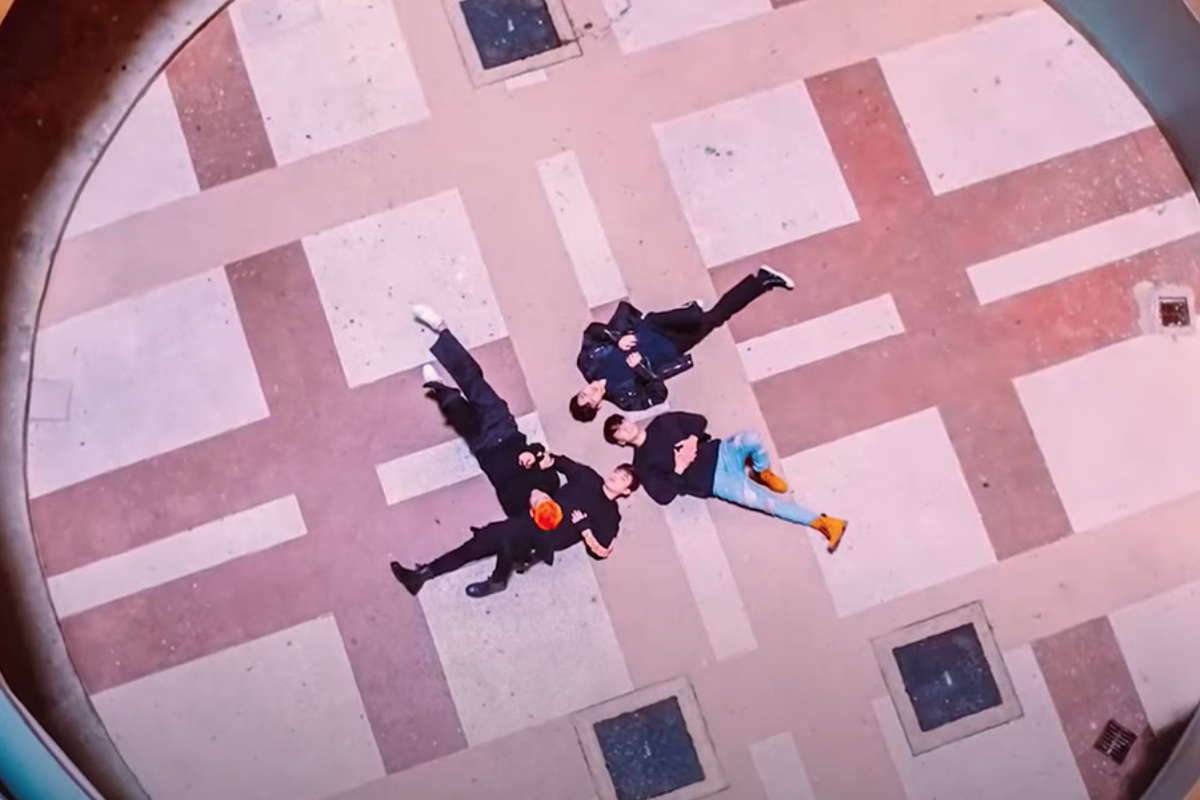 從勵德邨上空俯拍到的中心廣場，幾位年輕人躺在地面上