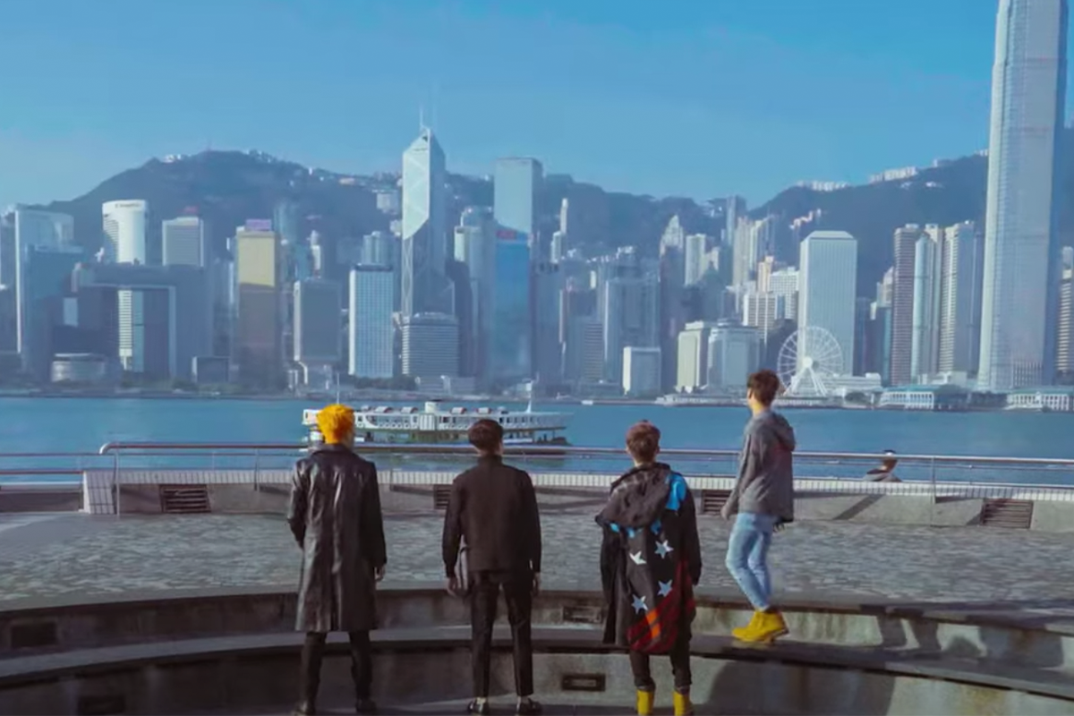 晴朗白天於維港對岸眺望的年輕人背影