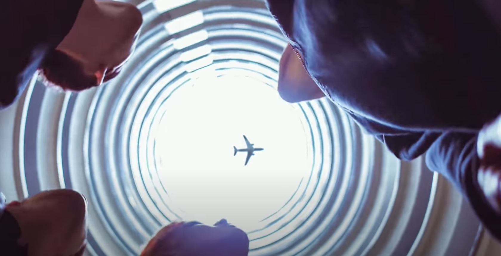 朝向天空攀升的勵德邨圓形住宅走廊，一羣年輕人仰望天空