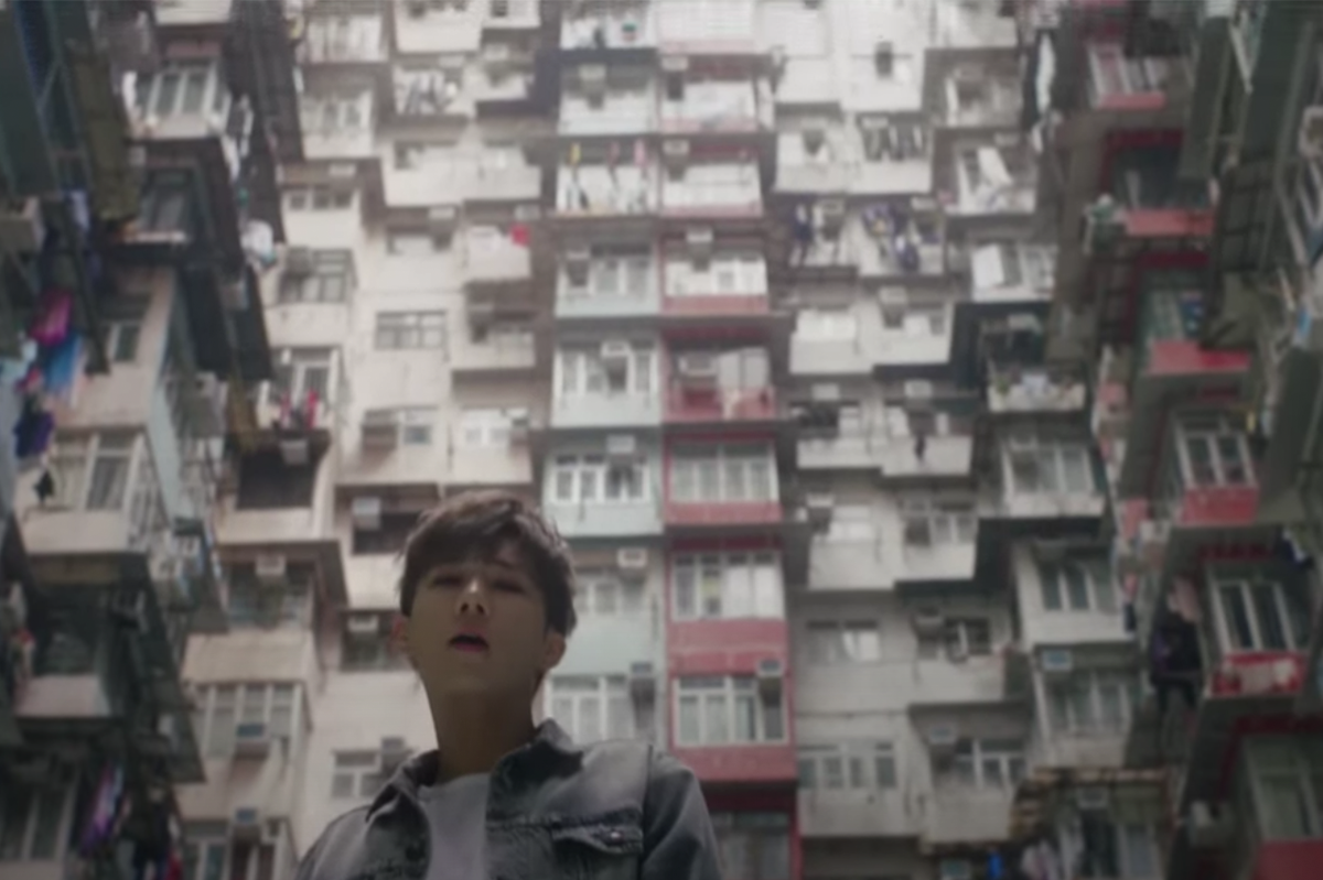 特寫展示鰂魚湧怪獸大廈密集的樓房結構，及其中的年輕人