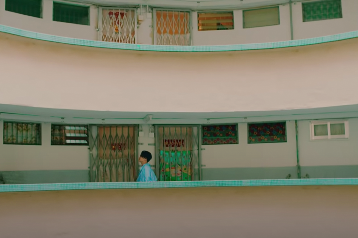 香港大坑勵德邨內的圓形走廊，一位年輕人在走動