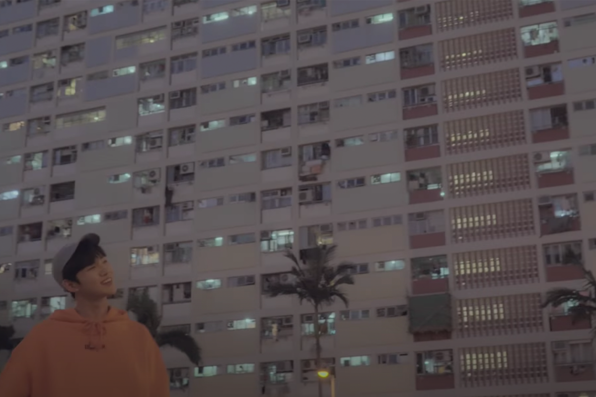 夜色中的香港彩虹村居民樓，背景窗户透出點點燈光