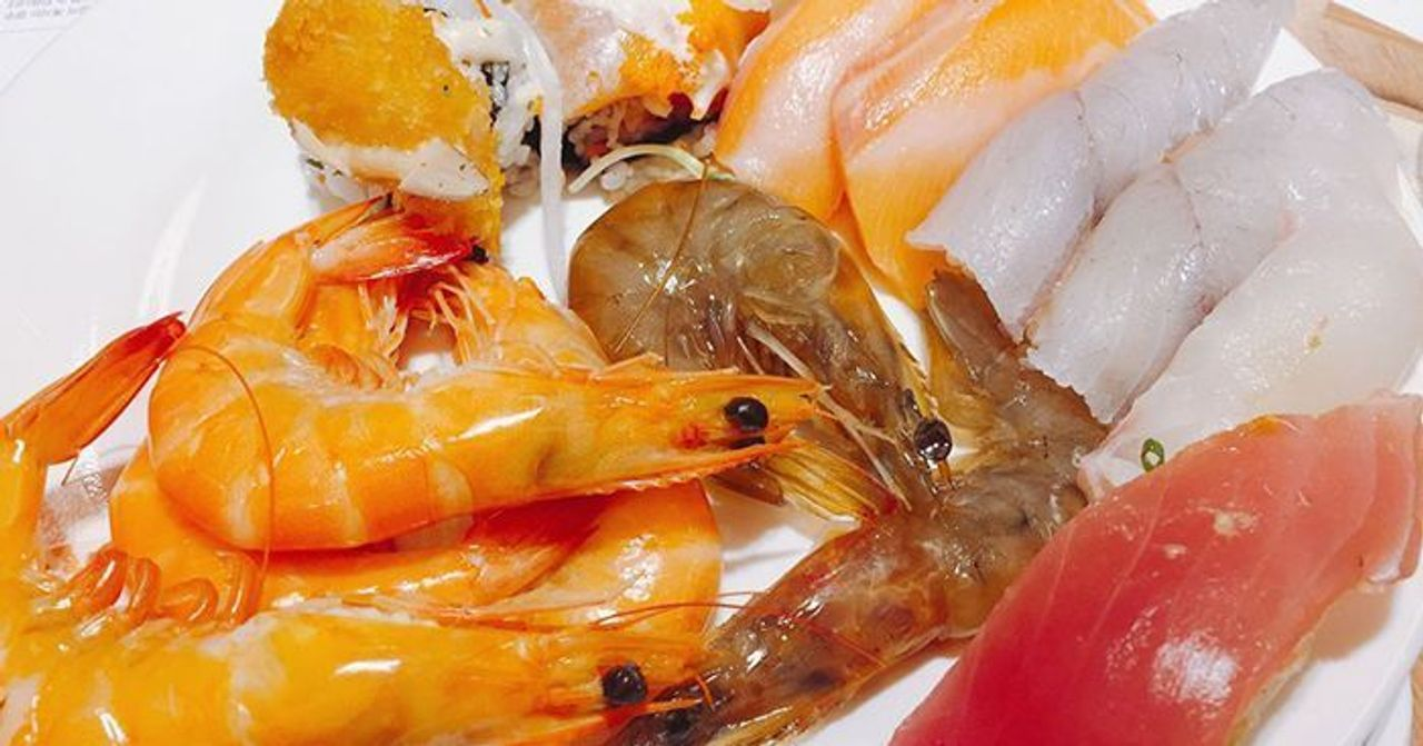 ภาพอาหารบุฟเฟต์เกาหลีที่มีหลากหลายชนิดของซูชิและซาซิมิพร้อมกับกุ้งสดที่สร้างความอร่อยหรืออาจไม่เหมาะสำหรับทุกคน ขึ้นอยู่กับความชื่นชอบของแต่ละคน