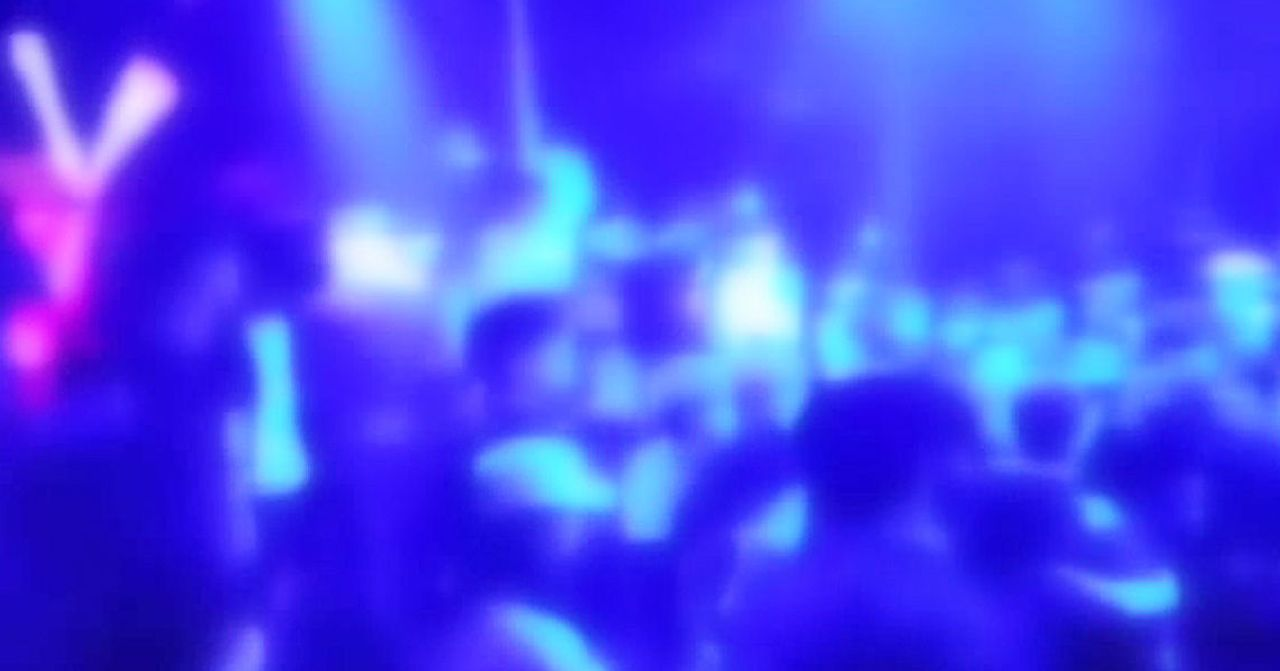 梨泰院夜店內部模糊景象，顯示夜店燈光和人羣的抽象效果，呈現夜生活的氛圍。