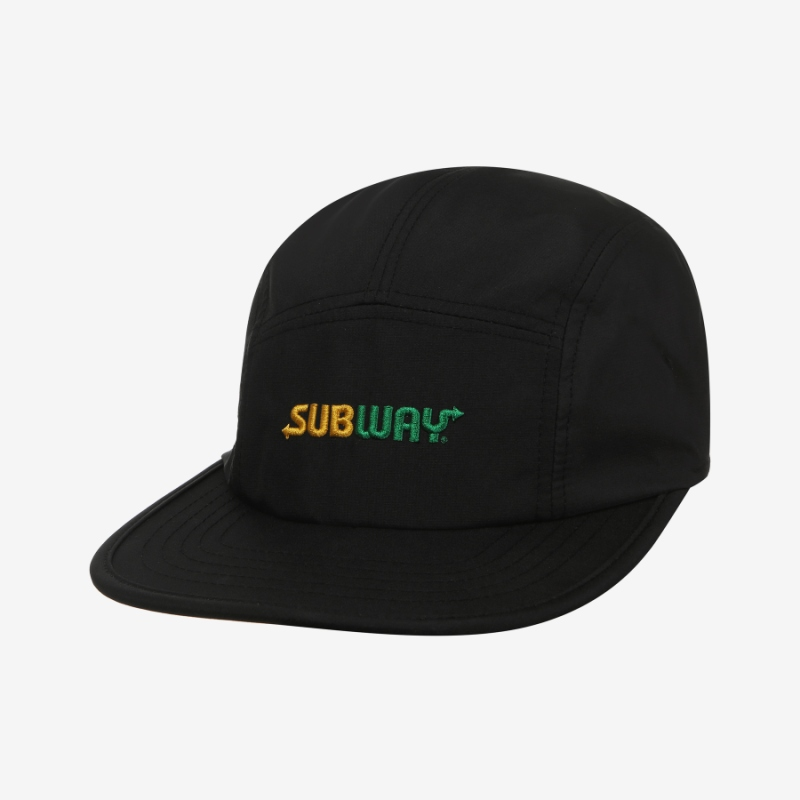 FILA x SUBWAY黑色鴨舌帽，正面有SUBWAY標誌，聯名時尚單品。