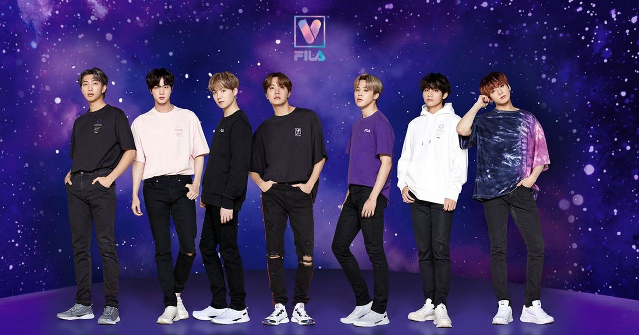 FILA x BTS聯名系列形象照，星空背景搭配BTS成員穿搭展示。
