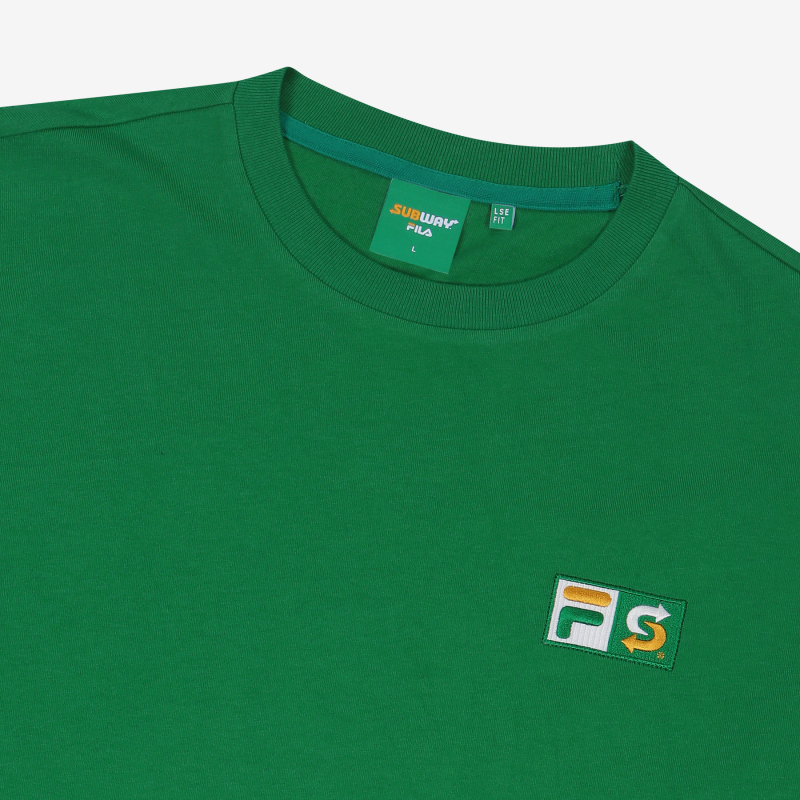 FILA x SUBWAY綠Ｔ恤，正面印有FS標誌，展現經典設計感。