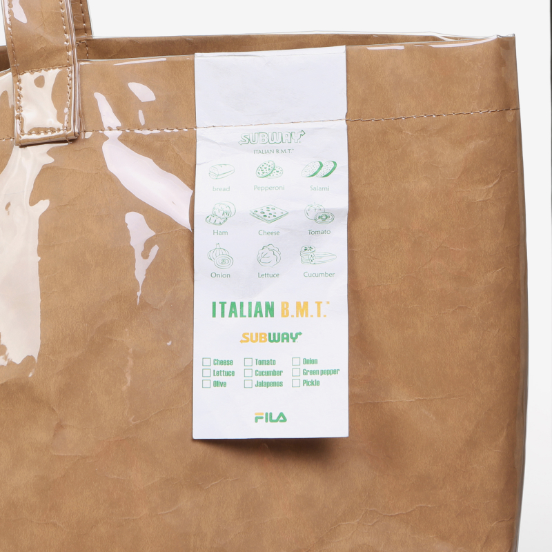 詳細展示SUBWAY大手袋的質感圖案和材質，FILA設計聯名款。
