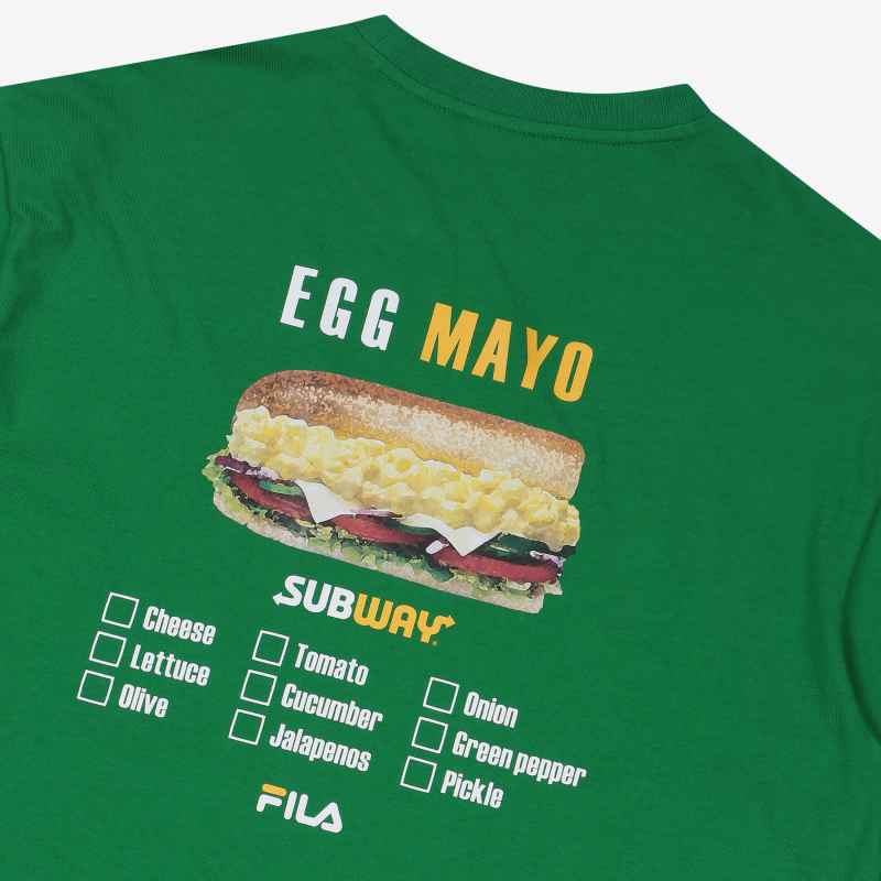 FILA x SUBWAY聯名綠T恤，背面印有蛋沙律三文治和聯名標誌。