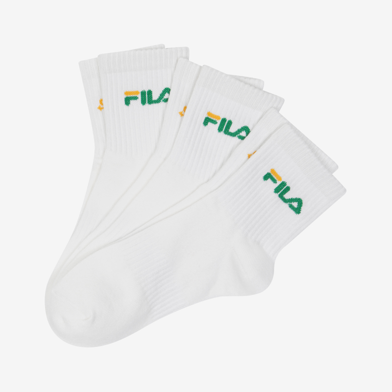 FILA x SUBWAY球鞋與襪子特寫，突顯聯名標誌與經典的色調搭配。