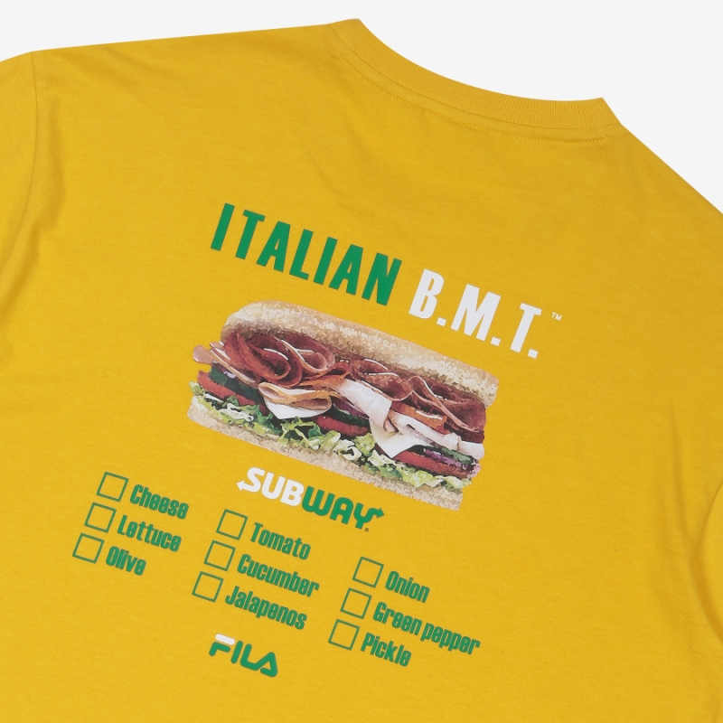 FILA x SUBWAY聯名黃T恤，印有意式B.M.T.三文治插畫和SUBWAY Logo。