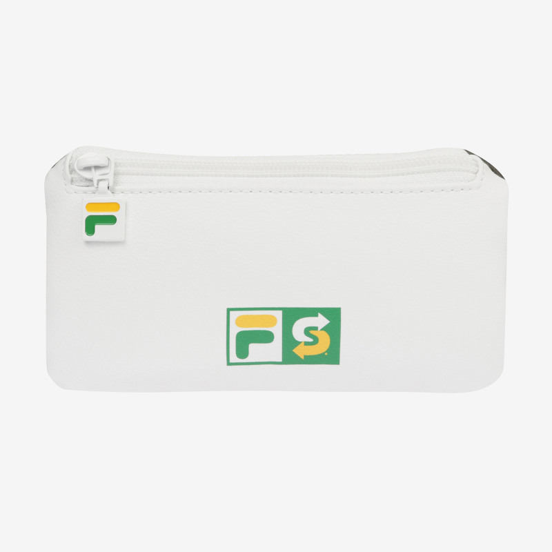 FILA x SUBWAY白色拉鍊化妝包，印有FS聯名標誌設計。
