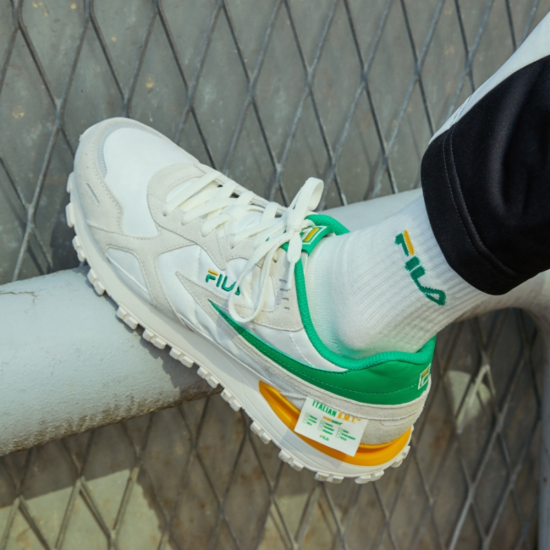 FILA x SUBWAY運動鞋，以鮮明的綠黃色系搭配，展現獨特風格。