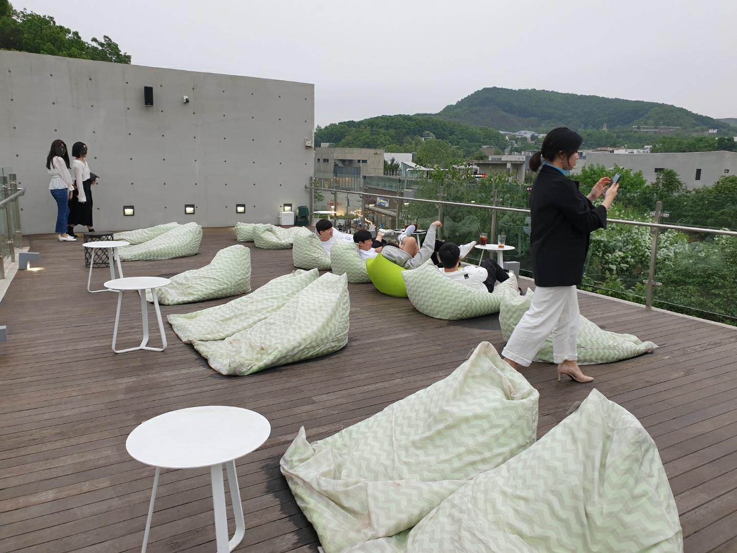 韓国、韓国カフェ、ソウル、ソウルカフェ、カフェ、大きなカフェ、パジュ、パジュカフェ、ソウル近郊、ソウル周辺、ソウル以外、ヒーリングカフェ、映えカフェ、インスタ映えカフェ、大きいカフェ、森のカフェ、森カフェ、パジュアウトレット、韓国人、韓国流行、韓国大好きカフェ、ヘイリマウル、ヘイリ村、ヘイリ、韓国マカロン、韓国パン、大きなパン屋、ベーカリーカフェ