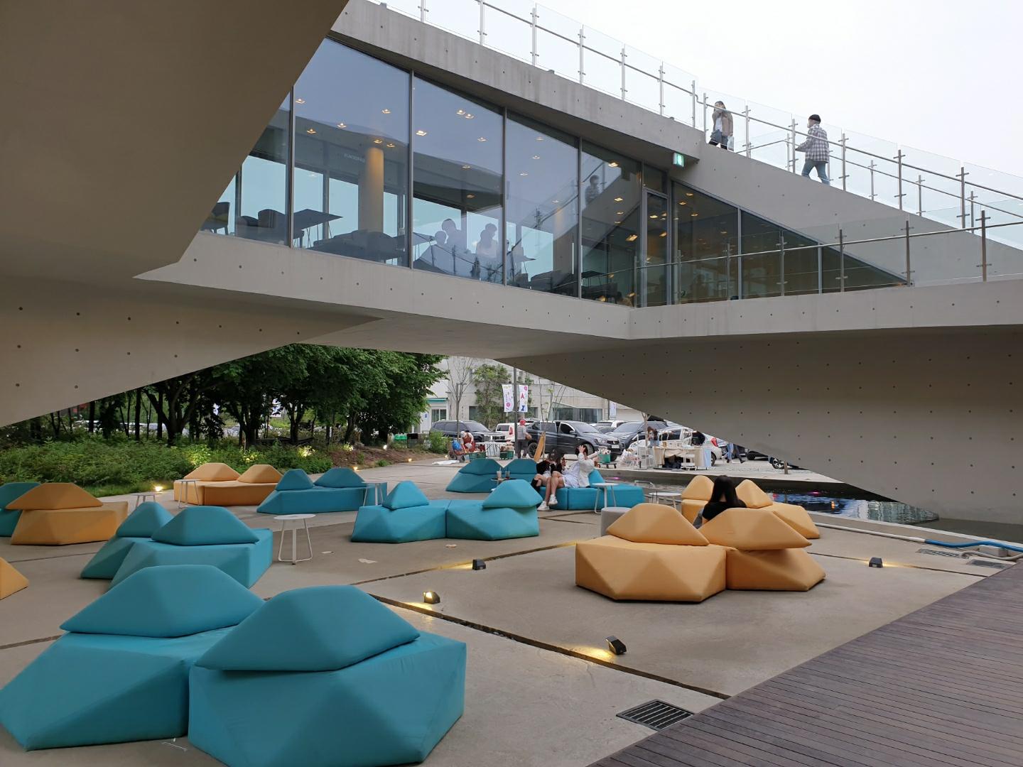 韓国、韓国カフェ、ソウル、ソウルカフェ、カフェ、大きなカフェ、パジュ、パジュカフェ、ソウル近郊、ソウル周辺、ソウル以外、ヒーリングカフェ、映えカフェ、インスタ映えカフェ、大きいカフェ、森のカフェ、森カフェ、パジュアウトレット、韓国人、韓国流行、韓国大好きカフェ、ヘイリマウル、ヘイリ村、ヘイリ、韓国マカロン、韓国パン、大きなパン屋、ベーカリーカフェ