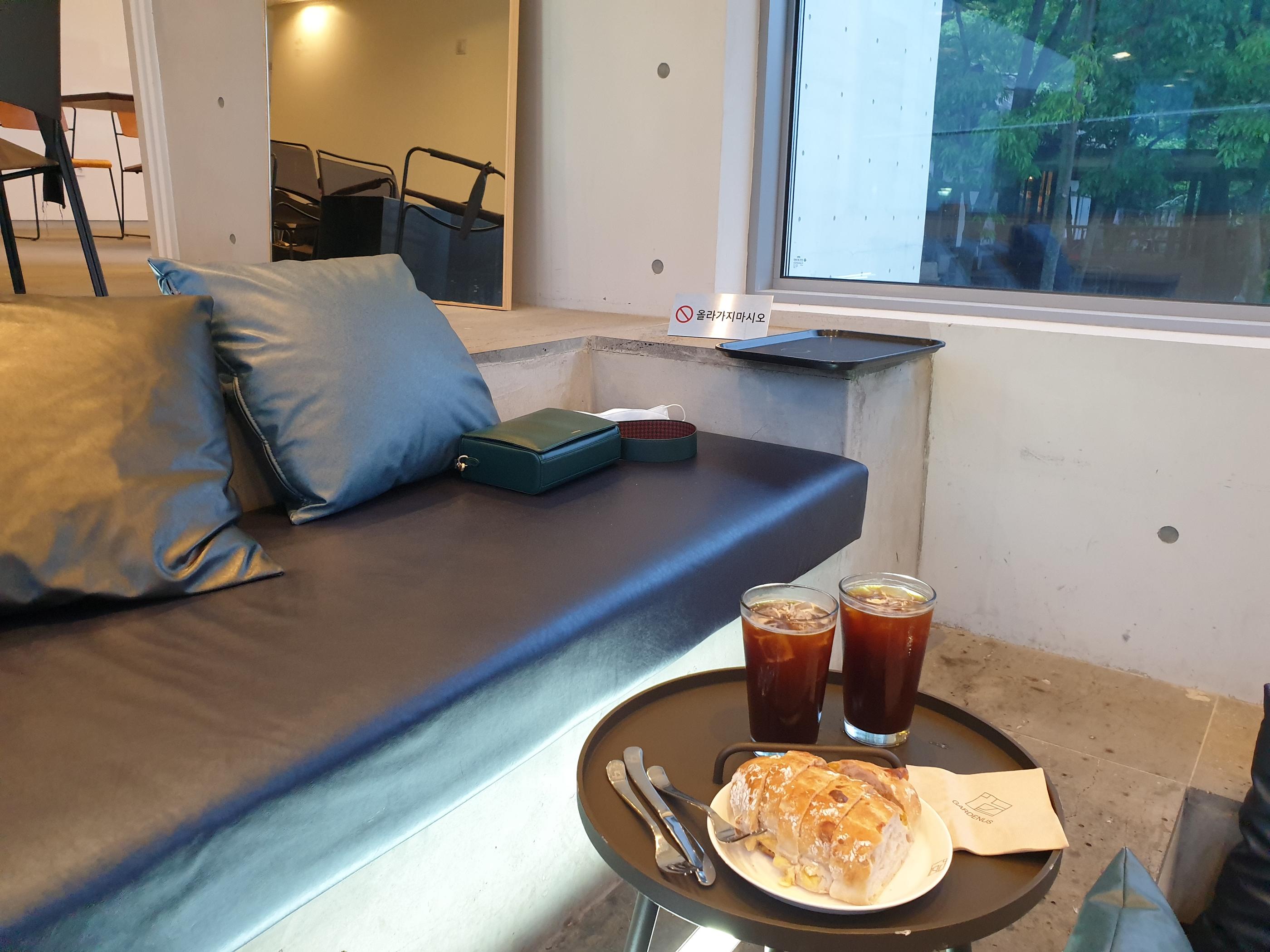 韓国、韓国カフェ、ソウル、ソウルカフェ、カフェ、大きなカフェ、パジュ、パジュカフェ、ソウル近郊、ソウル周辺、ソウル以外、ヒーリングカフェ、映えカフェ、インスタ映えカフェ、大きいカフェ、森のカフェ、森カフェ、パジュアウトレット、韓国人、韓国流行、韓国大好きカフェ、ヘイリマウル、ヘイリ村、ヘイリ、韓国マカロン、韓国パン、大きなパン屋、ベーカリーカフェ