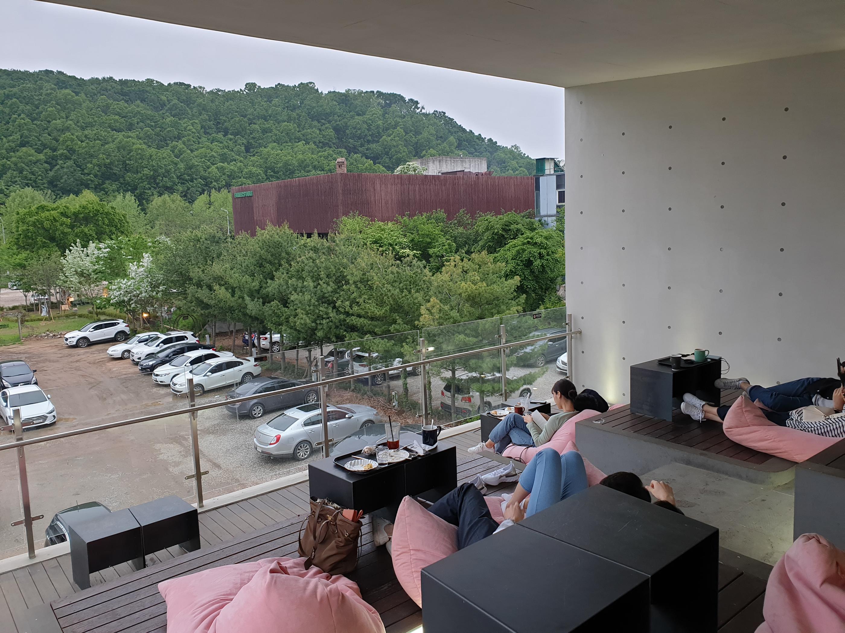 韓国、韓国カフェ、ソウル、ソウルカフェ、カフェ、大きなカフェ、パジュ、パジュカフェ、ソウル近郊、ソウル周辺、ソウル以外、ヒーリングカフェ、映えカフェ、インスタ映えカフェ、大きいカフェ、森のカフェ、森カフェ、パジュアウトレット、韓国人、韓国流行、韓国大好きカフェ、ヘイリマウル、ヘイリ村、ヘイリ、韓国マカロン、韓国パン、大きなパン屋、ベーカリーカフェ