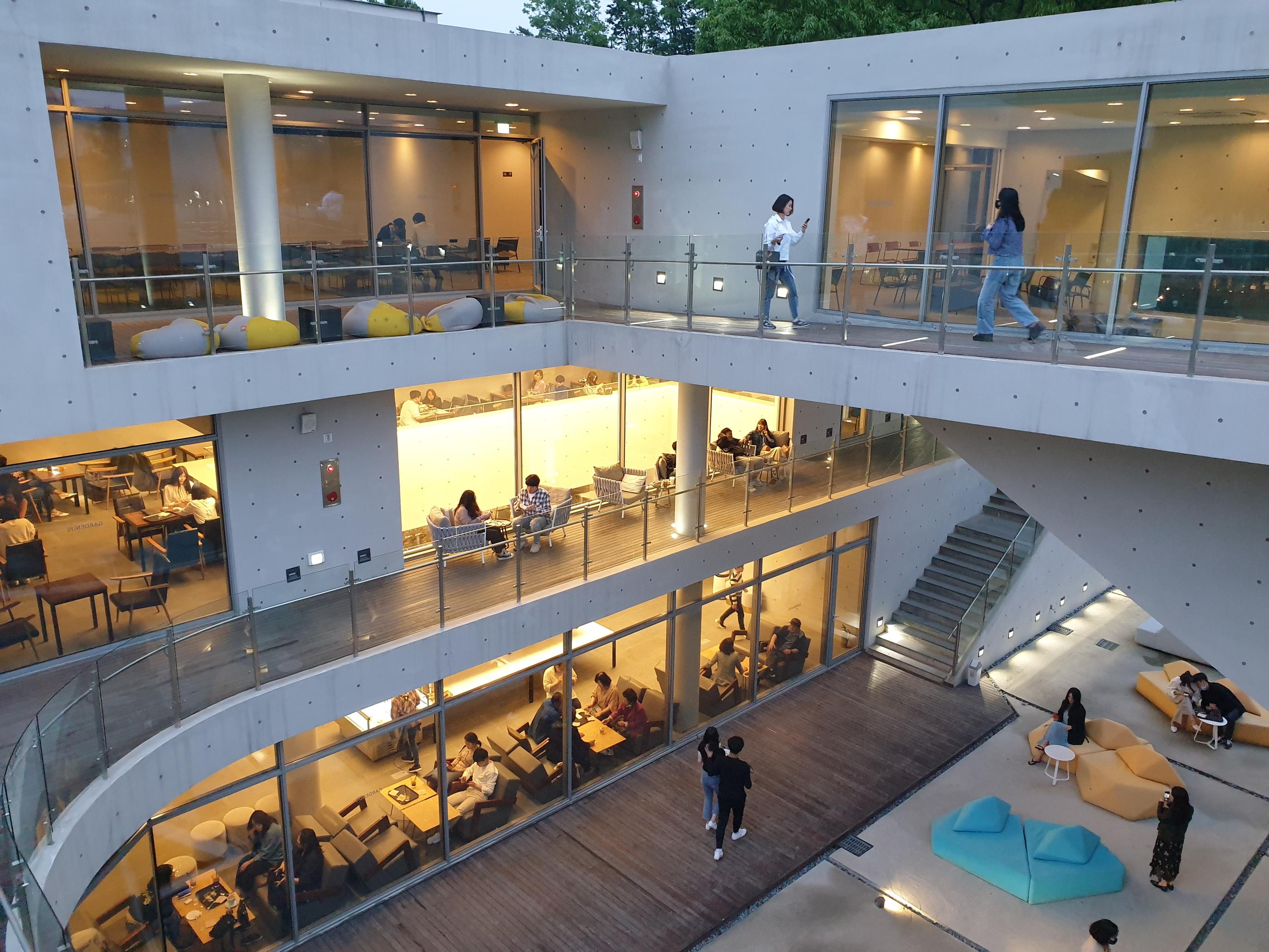 韓国、韓国カフェ、ソウル、ソウルカフェ、カフェ、大きなカフェ、パジュ、パジュカフェ、ソウル近郊、ソウル周辺、ソウル以外、ヒーリングカフェ、映えカフェ、インスタ映えカフェ、大きいカフェ、森のカフェ、森カフェ、パジュアウトレット、韓国人、韓国流行、韓国大好きカフェ、ヘイリマウル、ヘイリ村、ヘイリ、韓国マカロン、韓国パン、大きなパン屋、ベーカリーカフェ