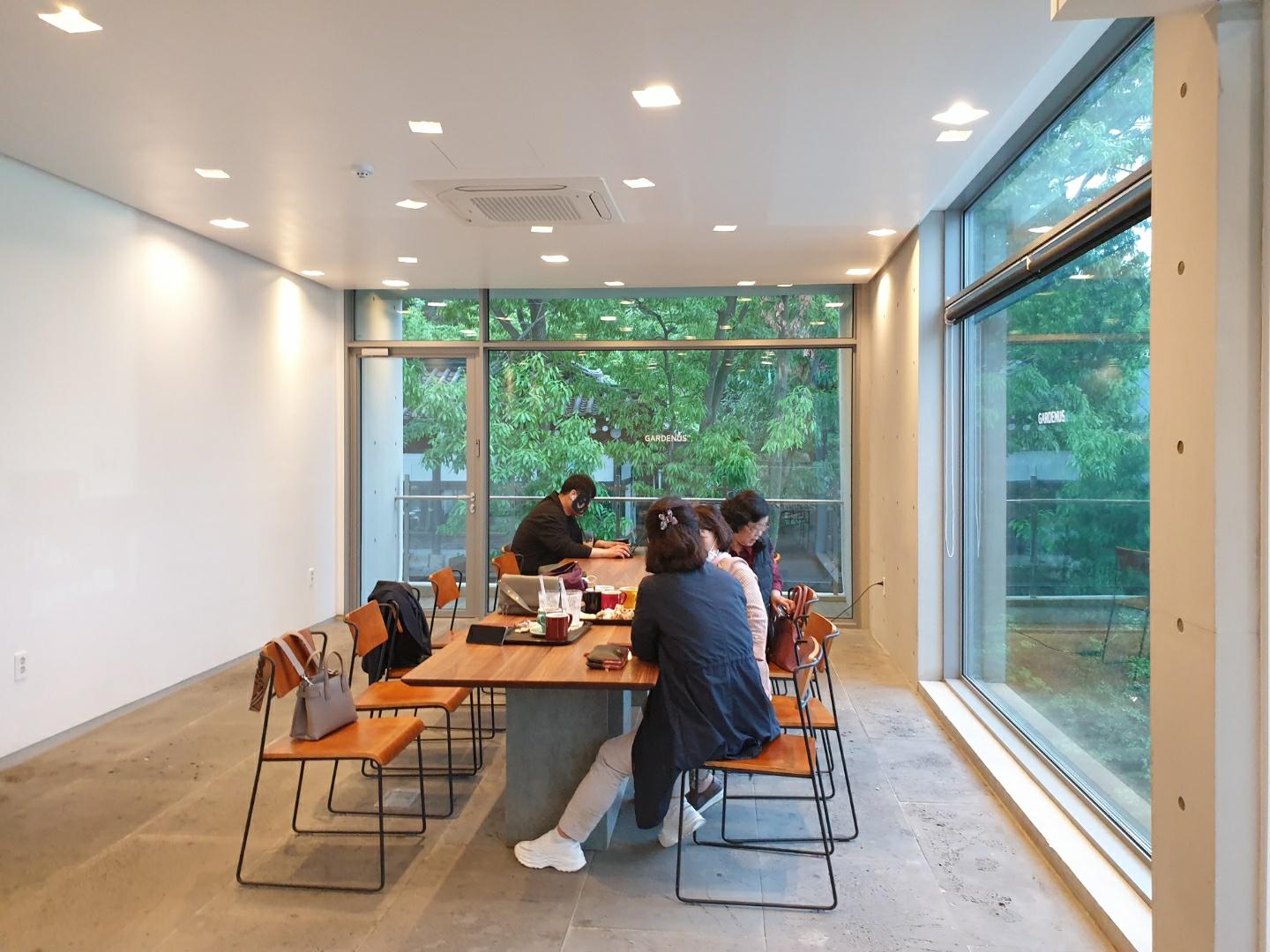 韓国、韓国カフェ、ソウル、ソウルカフェ、カフェ、大きなカフェ、パジュ、パジュカフェ、ソウル近郊、ソウル周辺、ソウル以外、ヒーリングカフェ、映えカフェ、インスタ映えカフェ、大きいカフェ、森のカフェ、森カフェ、パジュアウトレット、韓国人、韓国流行、韓国大好きカフェ、ヘイリマウル、ヘイリ村、ヘイリ、韓国マカロン、韓国パン、大きなパン屋、ベーカリーカフェ