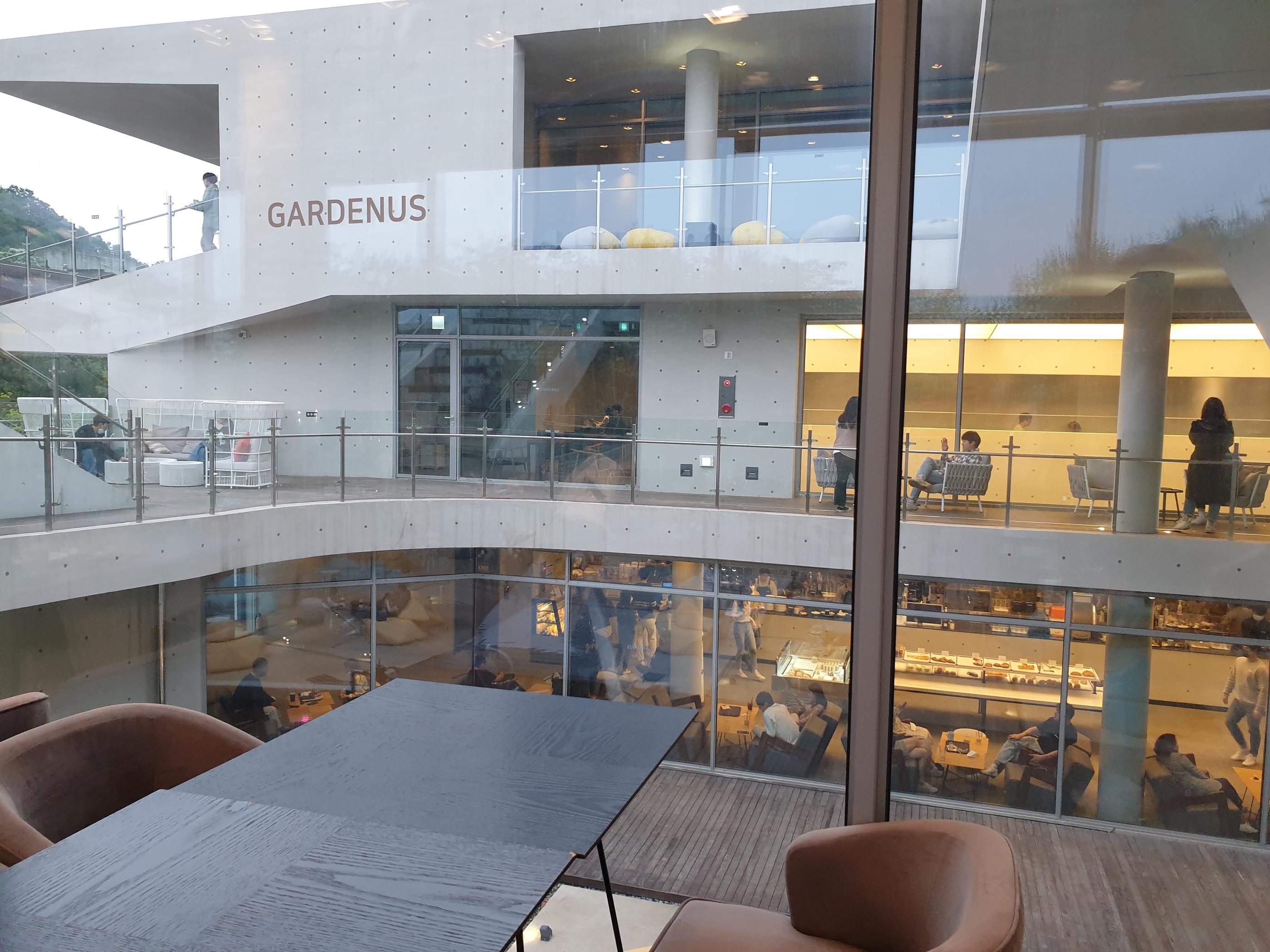 韓国、韓国カフェ、ソウル、ソウルカフェ、カフェ、大きなカフェ、パジュ、パジュカフェ、ソウル近郊、ソウル周辺、ソウル以外、ヒーリングカフェ、映えカフェ、インスタ映えカフェ、大きいカフェ、森のカフェ、森カフェ、パジュアウトレット、韓国人、韓国流行、韓国大好きカフェ、ヘイリマウル、ヘイリ村、ヘイリ、韓国マカロン、韓国パン、大きなパン屋、ベーカリーカフェ