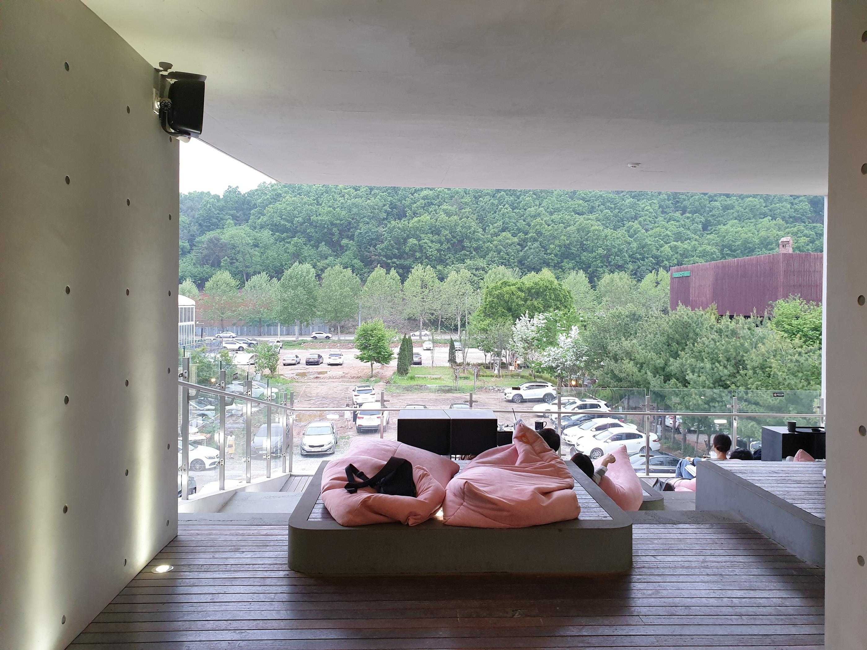 韓国、韓国カフェ、ソウル、ソウルカフェ、カフェ、大きなカフェ、パジュ、パジュカフェ、ソウル近郊、ソウル周辺、ソウル以外、ヒーリングカフェ、映えカフェ、インスタ映えカフェ、大きいカフェ、森のカフェ、森カフェ、パジュアウトレット、韓国人、韓国流行、韓国大好きカフェ、ヘイリマウル、ヘイリ村、ヘイリ、韓国マカロン、韓国パン、大きなパン屋、ベーカリーカフェ