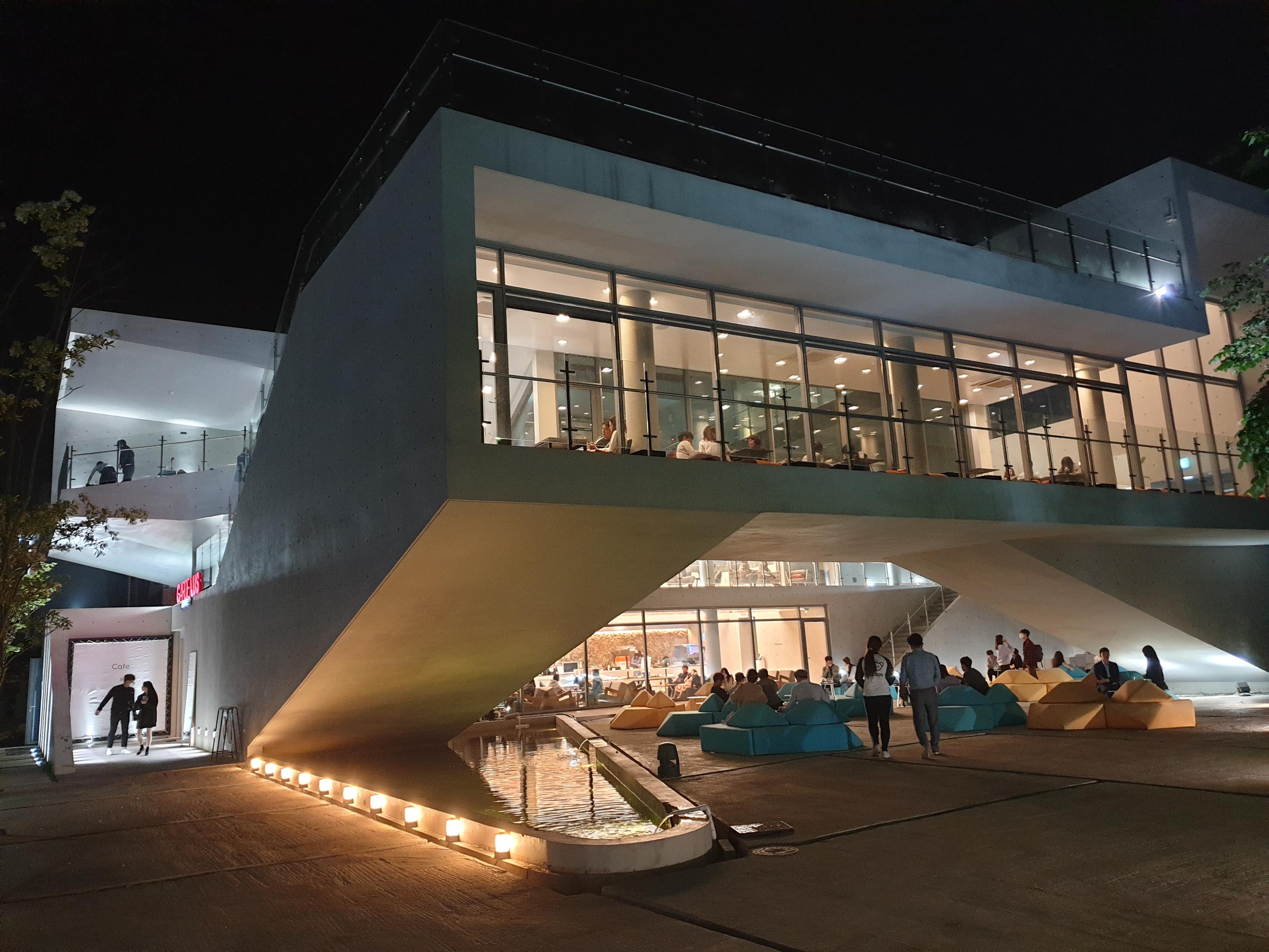 韓国、韓国カフェ、ソウル、ソウルカフェ、カフェ、大きなカフェ、パジュ、パジュカフェ、ソウル近郊、ソウル周辺、ソウル以外、ヒーリングカフェ、映えカフェ、インスタ映えカフェ、大きいカフェ、森のカフェ、森カフェ、パジュアウトレット、韓国人、韓国流行、韓国大好きカフェ、ヘイリマウル、ヘイリ村、ヘイリ、韓国マカロン、韓国パン、大きなパン屋、ベーカリーカフェ