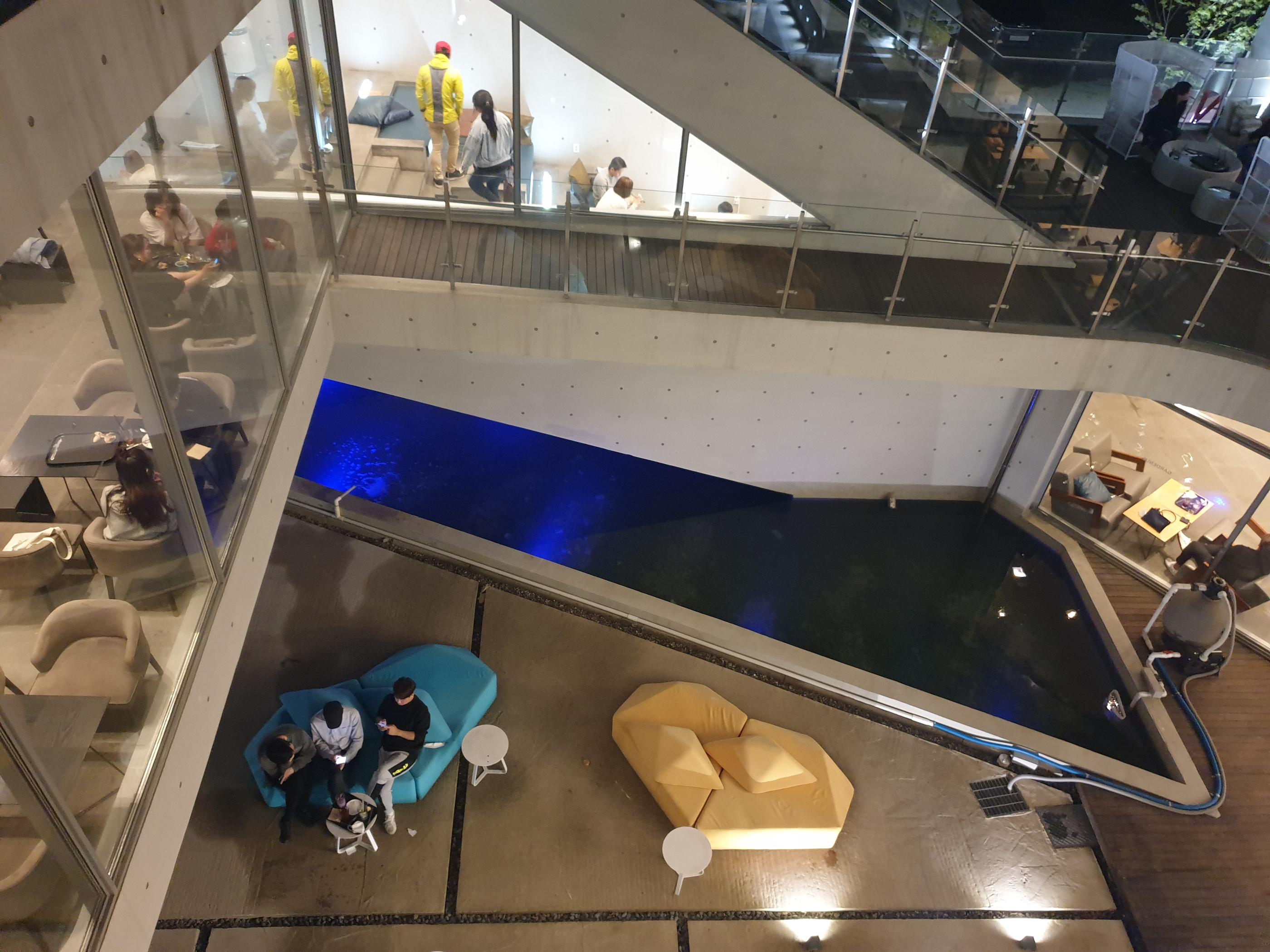 韓国、韓国カフェ、ソウル、ソウルカフェ、カフェ、大きなカフェ、パジュ、パジュカフェ、ソウル近郊、ソウル周辺、ソウル以外、ヒーリングカフェ、映えカフェ、インスタ映えカフェ、大きいカフェ、森のカフェ、森カフェ、パジュアウトレット、韓国人、韓国流行、韓国大好きカフェ、ヘイリマウル、ヘイリ村、ヘイリ、韓国マカロン、韓国パン、大きなパン屋、ベーカリーカフェ