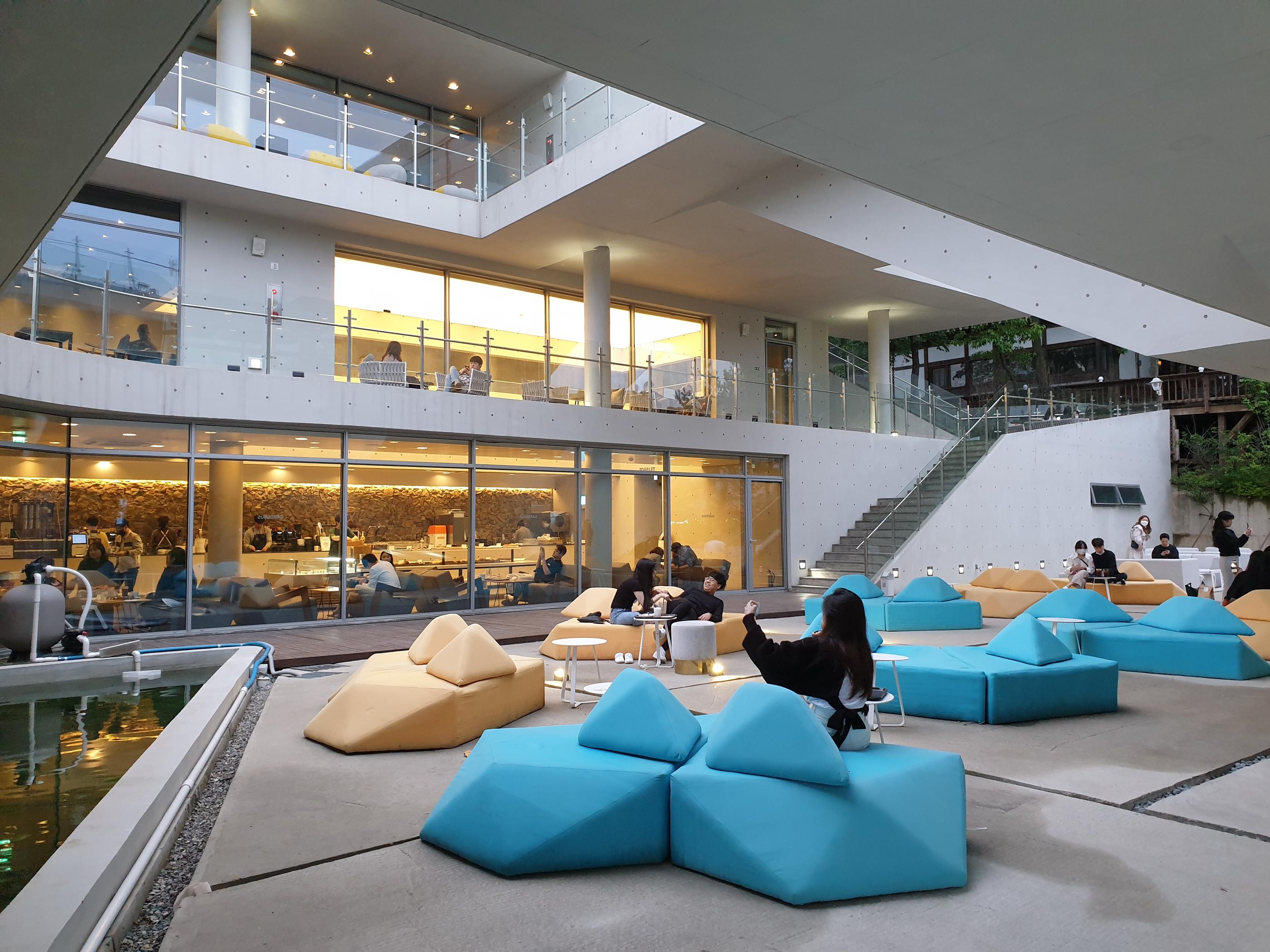 韓国、韓国カフェ、ソウル、ソウルカフェ、カフェ、大きなカフェ、パジュ、パジュカフェ、ソウル近郊、ソウル周辺、ソウル以外、ヒーリングカフェ、映えカフェ、インスタ映えカフェ、大きいカフェ、森のカフェ、森カフェ、パジュアウトレット、韓国人、韓国流行、韓国大好きカフェ