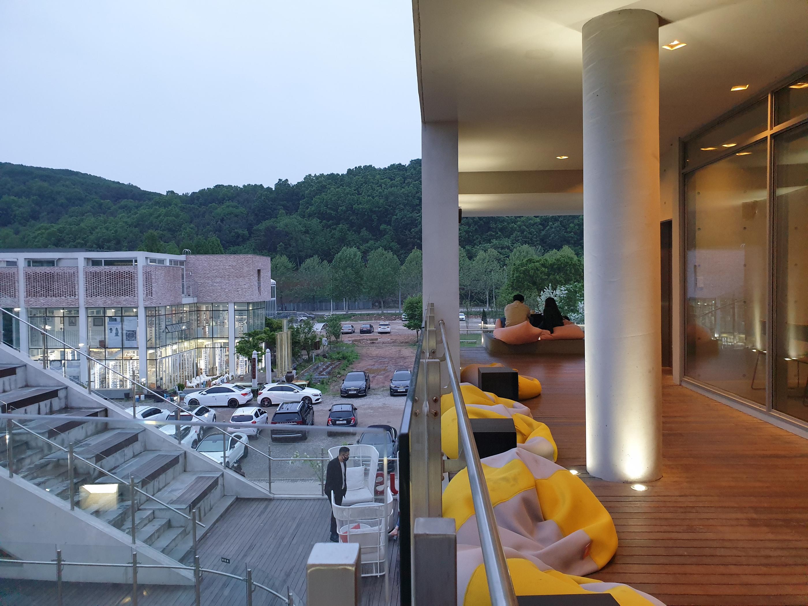 韓国、韓国カフェ、ソウル、ソウルカフェ、カフェ、大きなカフェ、パジュ、パジュカフェ、ソウル近郊、ソウル周辺、ソウル以外、ヒーリングカフェ、映えカフェ、インスタ映えカフェ、大きいカフェ、森のカフェ、森カフェ、パジュアウトレット、韓国人、韓国流行、韓国大好きカフェ、ヘイリマウル、ヘイリ村、ヘイリ、韓国マカロン、韓国パン、大きなパン屋、ベーカリーカフェ