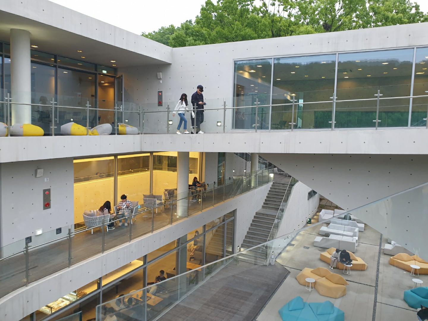 韓国、韓国カフェ、ソウル、ソウルカフェ、カフェ、大きなカフェ、パジュ、パジュカフェ、ソウル近郊、ソウル周辺、ソウル以外、ヒーリングカフェ、映えカフェ、インスタ映えカフェ、大きいカフェ、森のカフェ、森カフェ、パジュアウトレット、韓国人、韓国流行、韓国大好きカフェ、ヘイリマウル、ヘイリ村、ヘイリ、韓国マカロン、韓国パン、大きなパン屋、ベーカリーカフェ