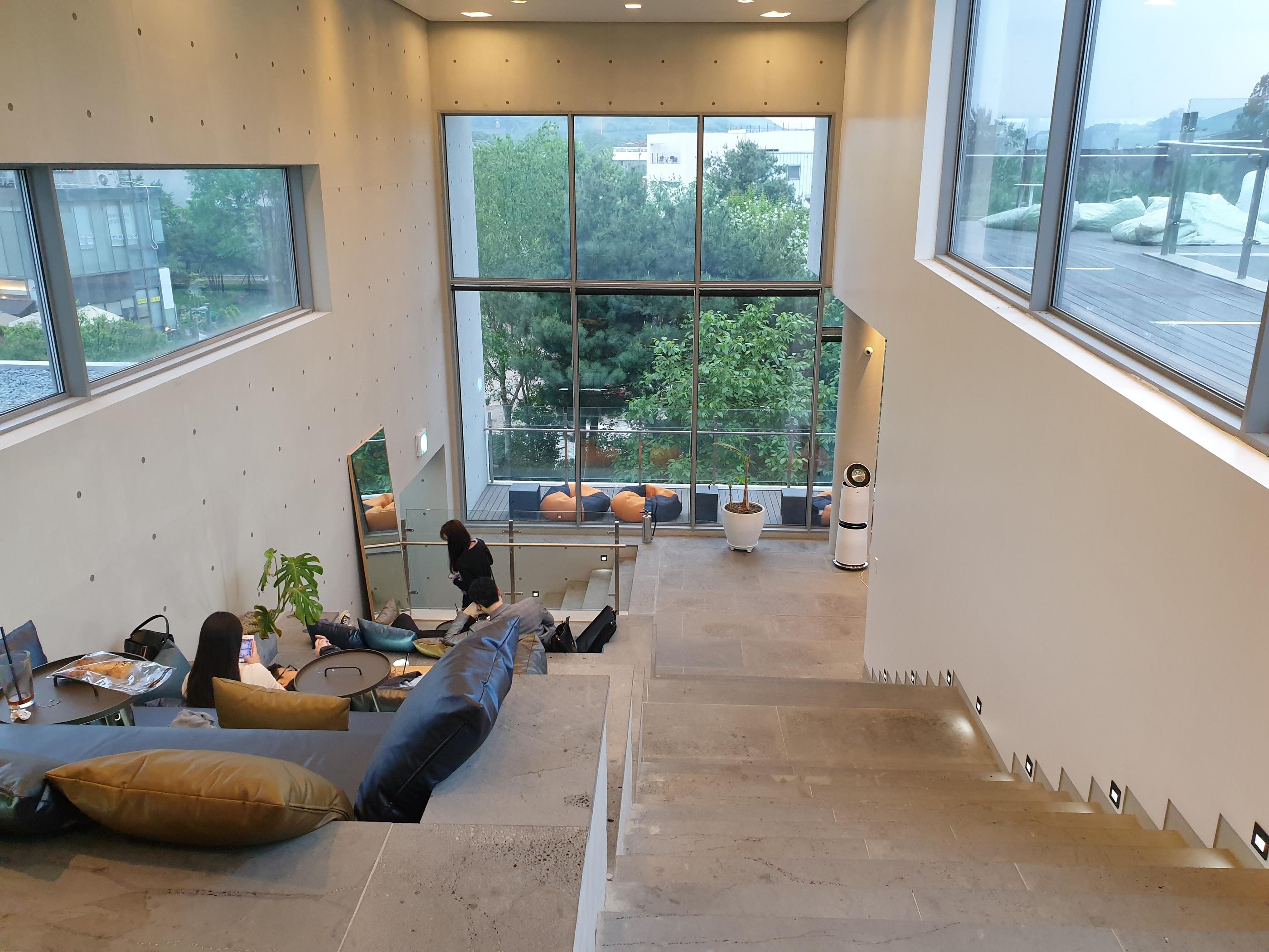 韓国、韓国カフェ、ソウル、ソウルカフェ、カフェ、大きなカフェ、パジュ、パジュカフェ、ソウル近郊、ソウル周辺、ソウル以外、ヒーリングカフェ、映えカフェ、インスタ映えカフェ、大きいカフェ、森のカフェ、森カフェ、パジュアウトレット、韓国人、韓国流行、韓国大好きカフェ、ヘイリマウル、ヘイリ村、ヘイリ、韓国マカロン、韓国パン、大きなパン屋、ベーカリーカフェ