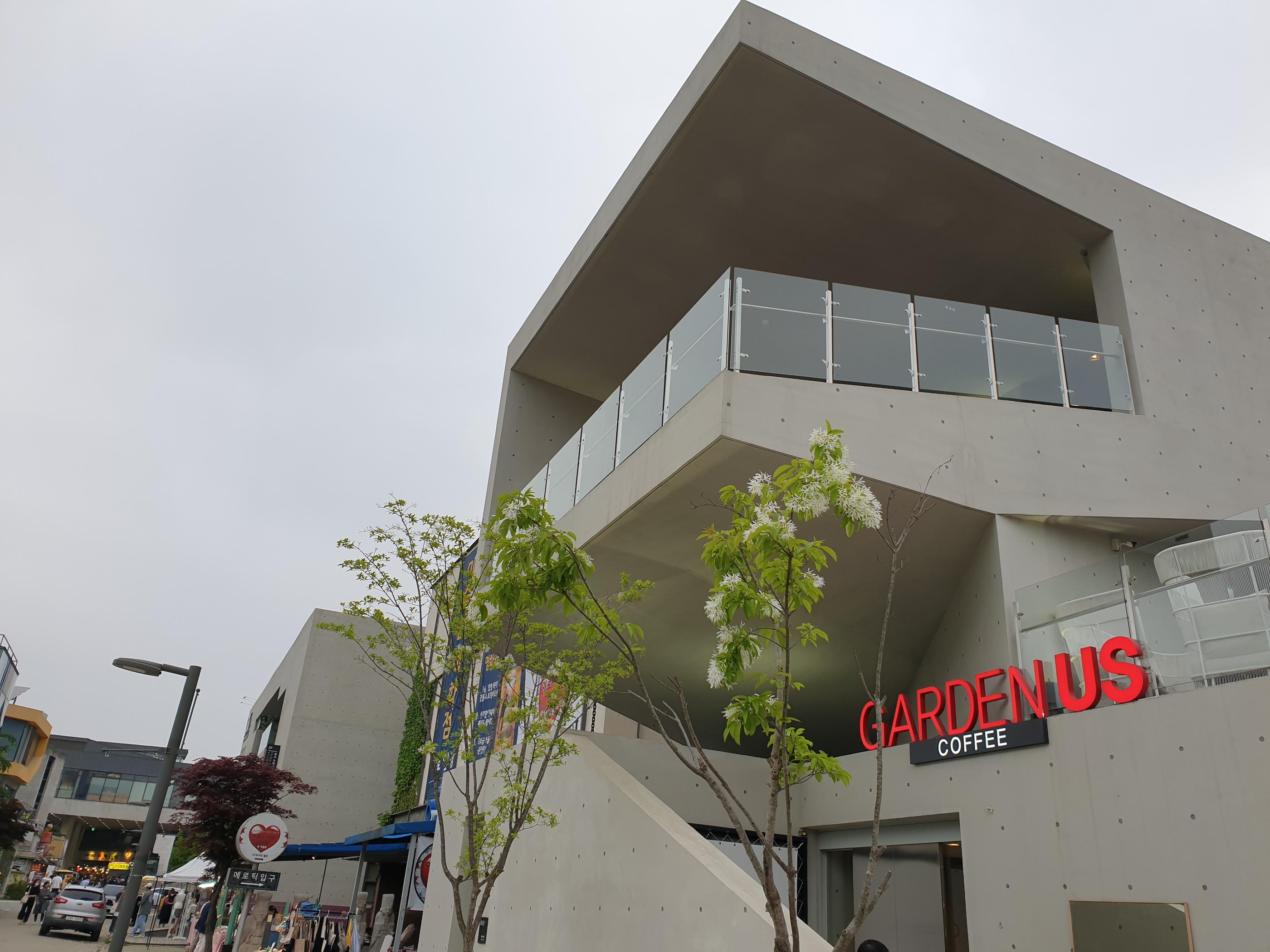 韓国、韓国カフェ、ソウル、ソウルカフェ、カフェ、大きなカフェ、パジュ、パジュカフェ、ソウル近郊、ソウル周辺、ソウル以外、ヒーリングカフェ、映えカフェ、インスタ映えカフェ、大きいカフェ、森のカフェ、森カフェ、パジュアウトレット、韓国人、韓国流行、韓国大好きカフェ、ヘイリマウル、ヘイリ村、ヘイリ、韓国マカロン、韓国パン、大きなパン屋、ベーカリーカフェ