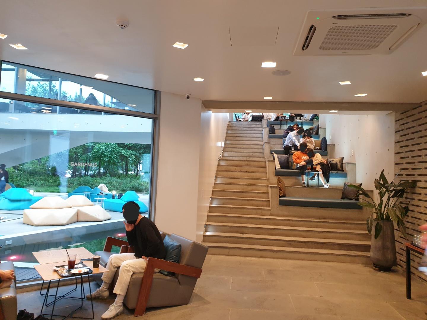 韓国、韓国カフェ、ソウル、ソウルカフェ、カフェ、大きなカフェ、パジュ、パジュカフェ、ソウル近郊、ソウル周辺、ソウル以外、ヒーリングカフェ、映えカフェ、インスタ映えカフェ、大きいカフェ、森のカフェ、森カフェ、パジュアウトレット、韓国人、韓国流行、韓国大好きカフェ、ヘイリマウル、ヘイリ村、ヘイリ、韓国マカロン、韓国パン、大きなパン屋、ベーカリーカフェ