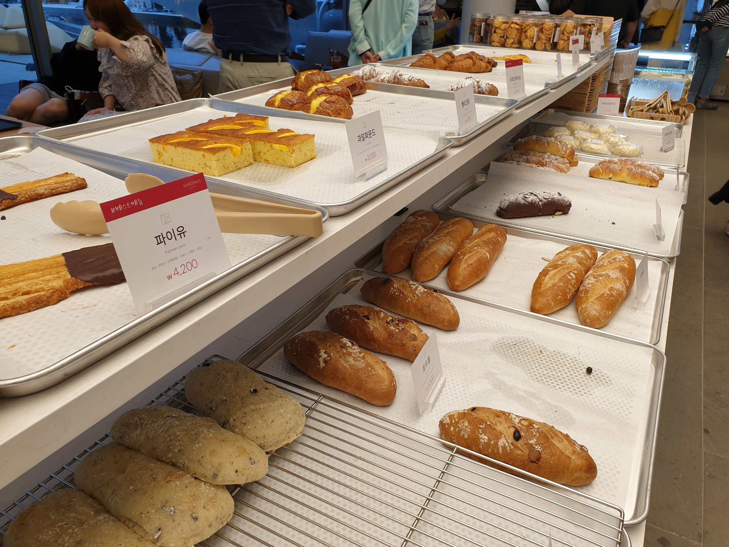 韓国、韓国カフェ、ソウル、ソウルカフェ、カフェ、大きなカフェ、パジュ、パジュカフェ、ソウル近郊、ソウル周辺、ソウル以外、ヒーリングカフェ、映えカフェ、インスタ映えカフェ、大きいカフェ、森のカフェ、森カフェ、パジュアウトレット、韓国人、韓国流行、韓国大好きカフェ、ヘイリマウル、ヘイリ村、ヘイリ、韓国マカロン、韓国パン、大きなパン屋、ベーカリーカフェ