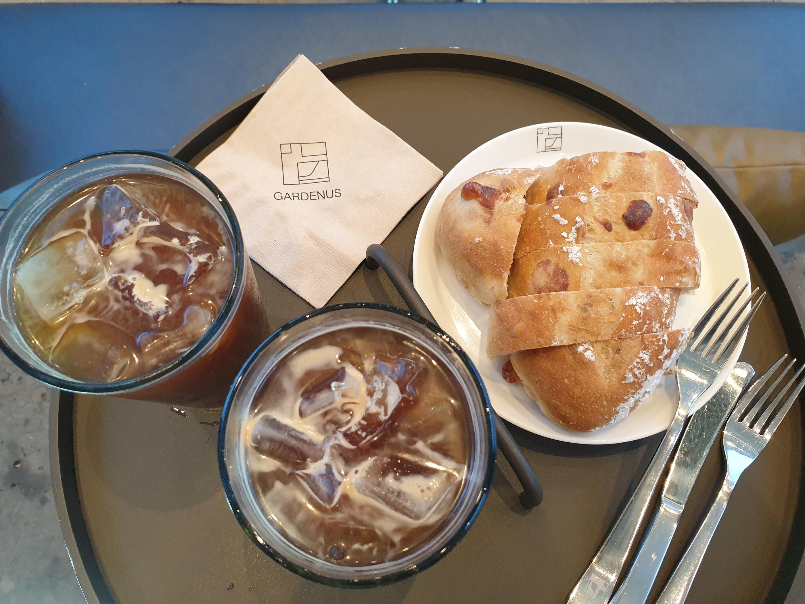 韓国、韓国カフェ、ソウル、ソウルカフェ、カフェ、大きなカフェ、パジュ、パジュカフェ、ソウル近郊、ソウル周辺、ソウル以外、ヒーリングカフェ、映えカフェ、インスタ映えカフェ、大きいカフェ、森のカフェ、森カフェ、パジュアウトレット、韓国人、韓国流行、韓国大好きカフェ、ヘイリマウル、ヘイリ村、ヘイリ、韓国マカロン、韓国パン、大きなパン屋、ベーカリーカフェ