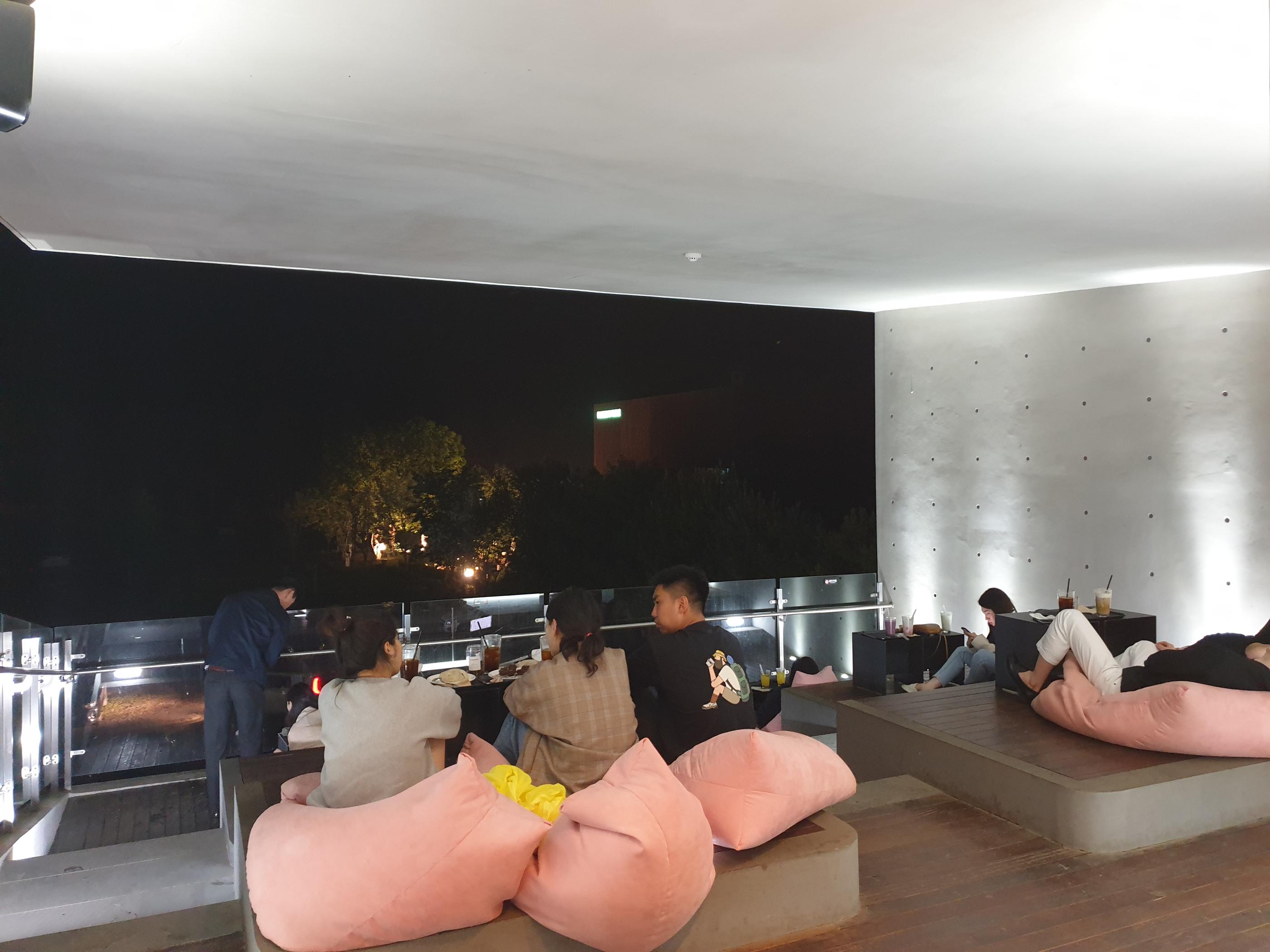 韓国、韓国カフェ、ソウル、ソウルカフェ、カフェ、大きなカフェ、パジュ、パジュカフェ、ソウル近郊、ソウル周辺、ソウル以外、ヒーリングカフェ、映えカフェ、インスタ映えカフェ、大きいカフェ、森のカフェ、森カフェ、パジュアウトレット、韓国人、韓国流行、韓国大好きカフェ、ヘイリマウル、ヘイリ村、ヘイリ、韓国マカロン、韓国パン、大きなパン屋、ベーカリーカフェ