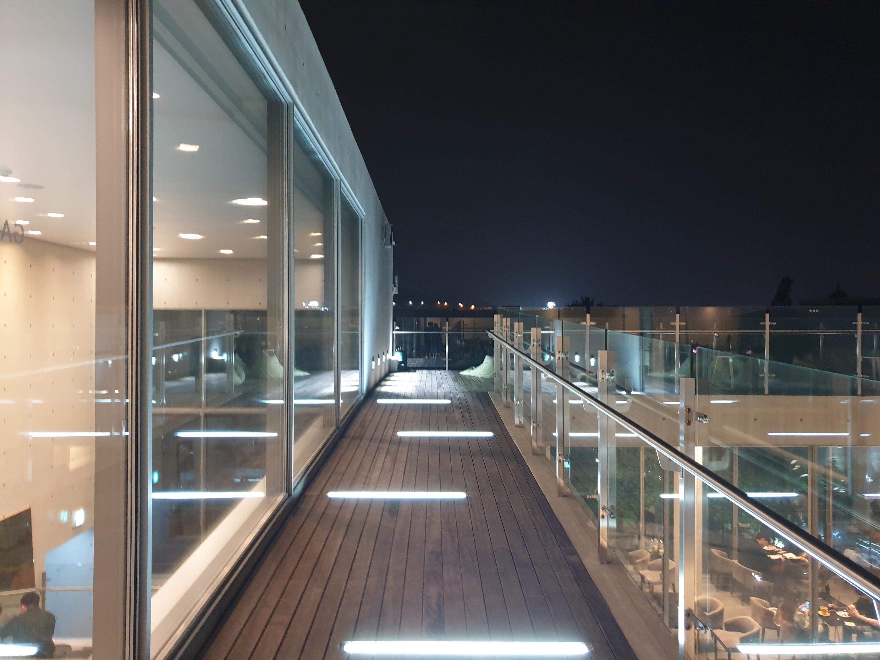 韓国、韓国カフェ、ソウル、ソウルカフェ、カフェ、大きなカフェ、パジュ、パジュカフェ、ソウル近郊、ソウル周辺、ソウル以外、ヒーリングカフェ、映えカフェ、インスタ映えカフェ、大きいカフェ、森のカフェ、森カフェ、パジュアウトレット、韓国人、韓国流行、韓国大好きカフェ、ヘイリマウル、ヘイリ村、ヘイリ、韓国マカロン、韓国パン、大きなパン屋、ベーカリーカフェ