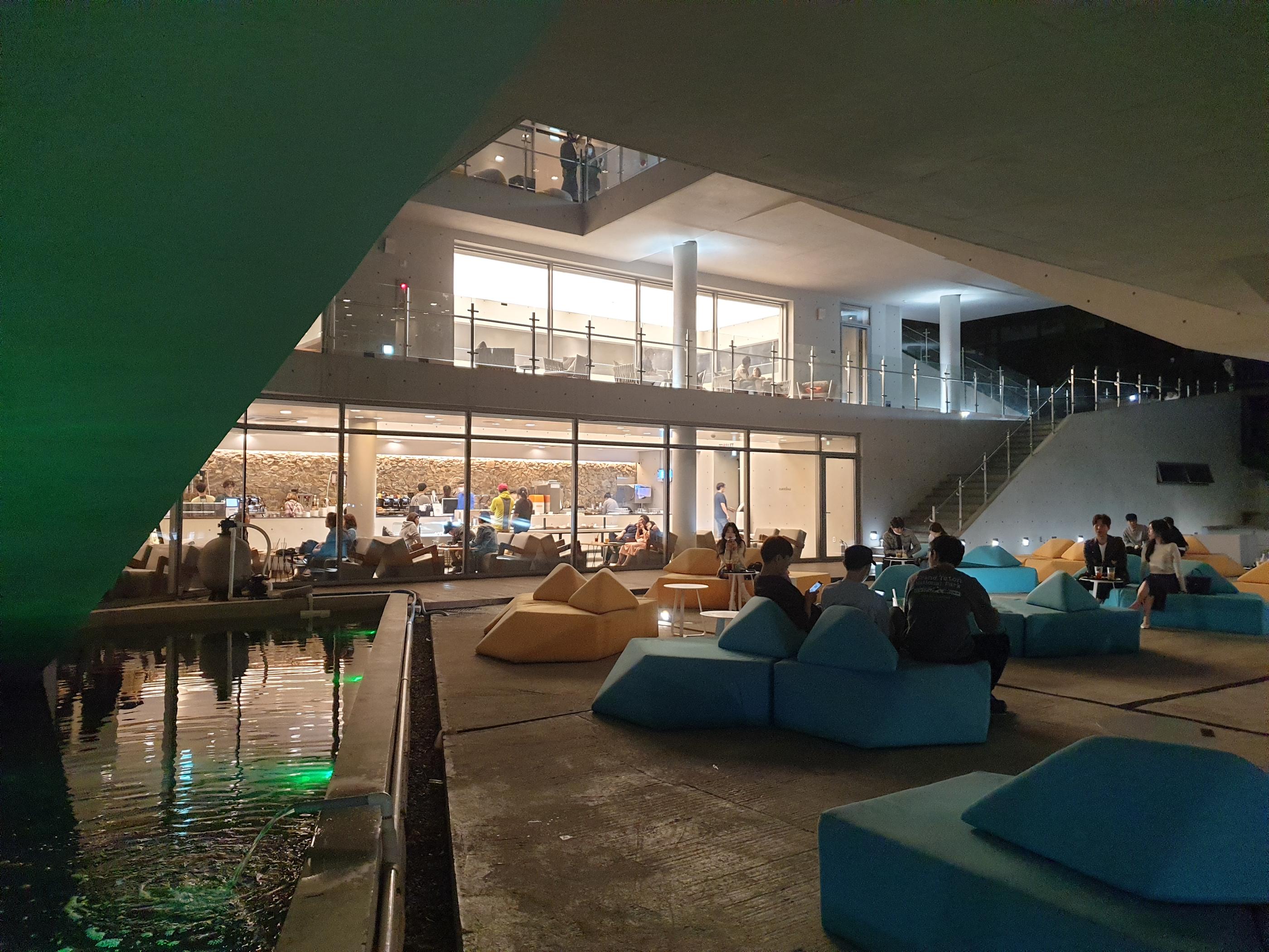 韓国、韓国カフェ、ソウル、ソウルカフェ、カフェ、大きなカフェ、パジュ、パジュカフェ、ソウル近郊、ソウル周辺、ソウル以外、ヒーリングカフェ、映えカフェ、インスタ映えカフェ、大きいカフェ、森のカフェ、森カフェ、パジュアウトレット、韓国人、韓国流行、韓国大好きカフェ、ヘイリマウル、ヘイリ村、ヘイリ、韓国マカロン、韓国パン、大きなパン屋、ベーカリーカフェ