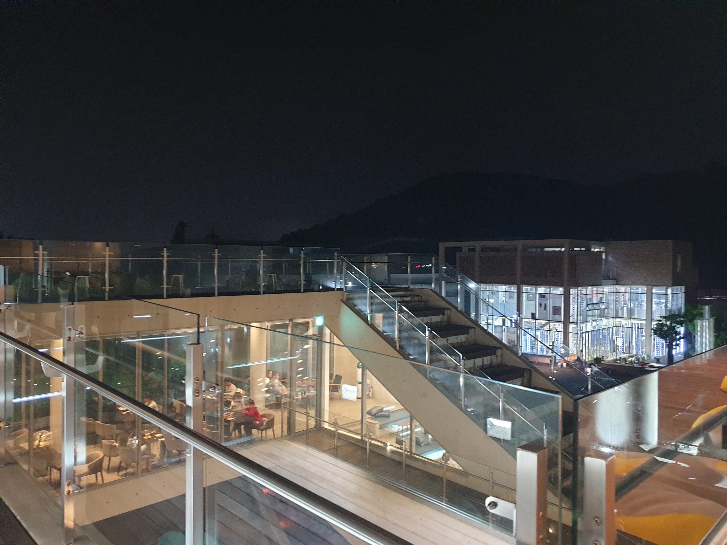 韓国、韓国カフェ、ソウル、ソウルカフェ、カフェ、大きなカフェ、パジュ、パジュカフェ、ソウル近郊、ソウル周辺、ソウル以外、ヒーリングカフェ、映えカフェ、インスタ映えカフェ、大きいカフェ、森のカフェ、森カフェ、パジュアウトレット、韓国人、韓国流行、韓国大好きカフェ、ヘイリマウル、ヘイリ村、ヘイリ、韓国マカロン、韓国パン、大きなパン屋、ベーカリーカフェ