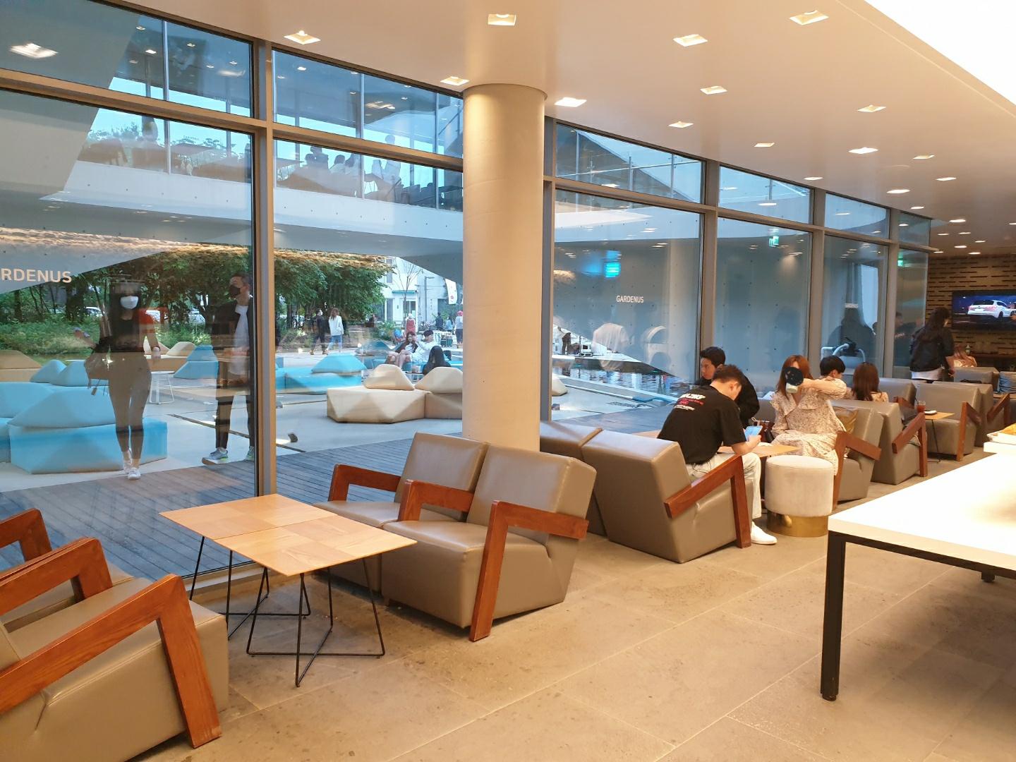 韓国、韓国カフェ、ソウル、ソウルカフェ、カフェ、大きなカフェ、パジュ、パジュカフェ、ソウル近郊、ソウル周辺、ソウル以外、ヒーリングカフェ、映えカフェ、インスタ映えカフェ、大きいカフェ、森のカフェ、森カフェ、パジュアウトレット、韓国人、韓国流行、韓国大好きカフェ、ヘイリマウル、ヘイリ村、ヘイリ、韓国マカロン、韓国パン、大きなパン屋、ベーカリーカフェ